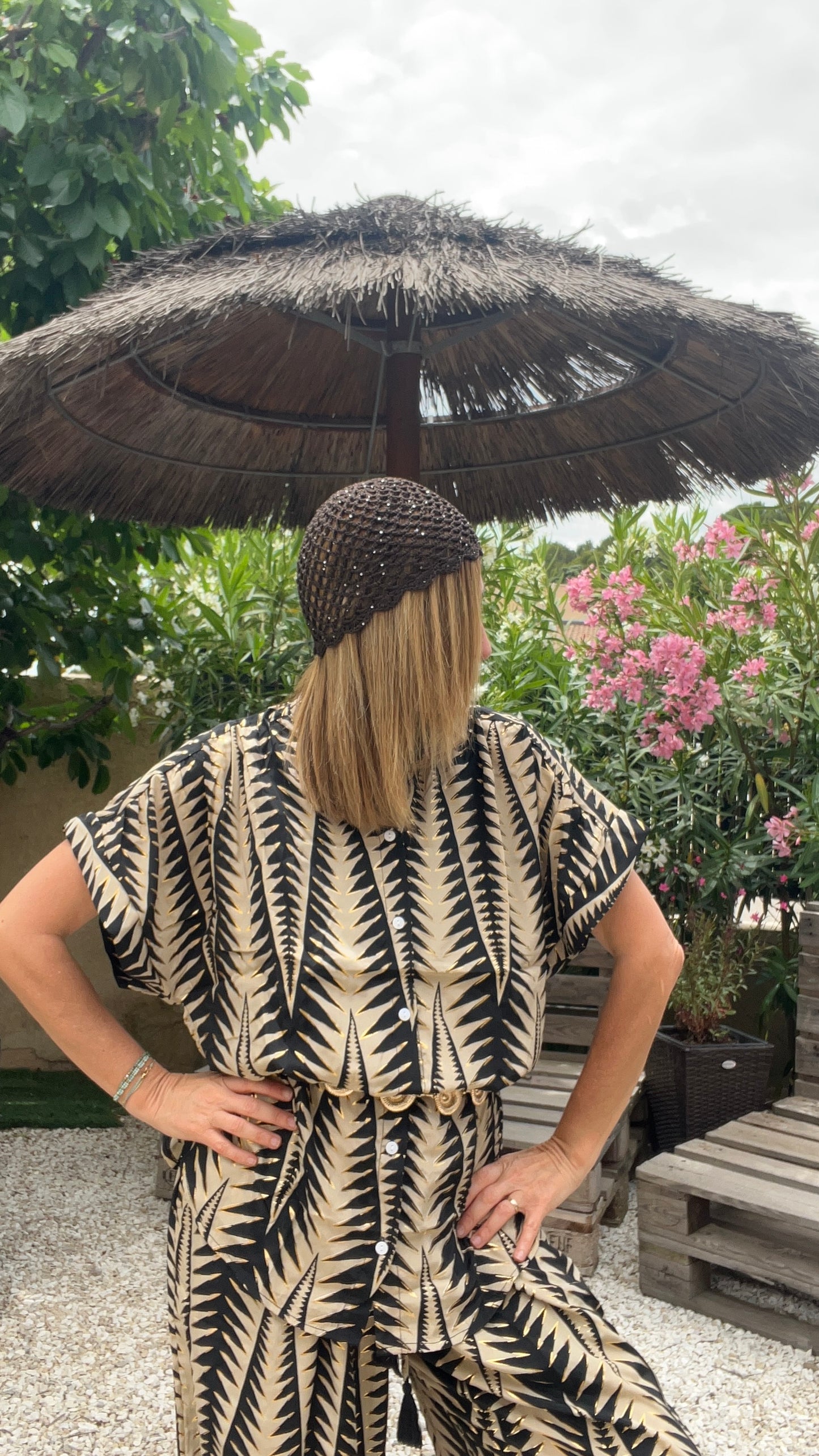BONNET CHOCOLAT & MINIS SEQUINS AU CROCHET