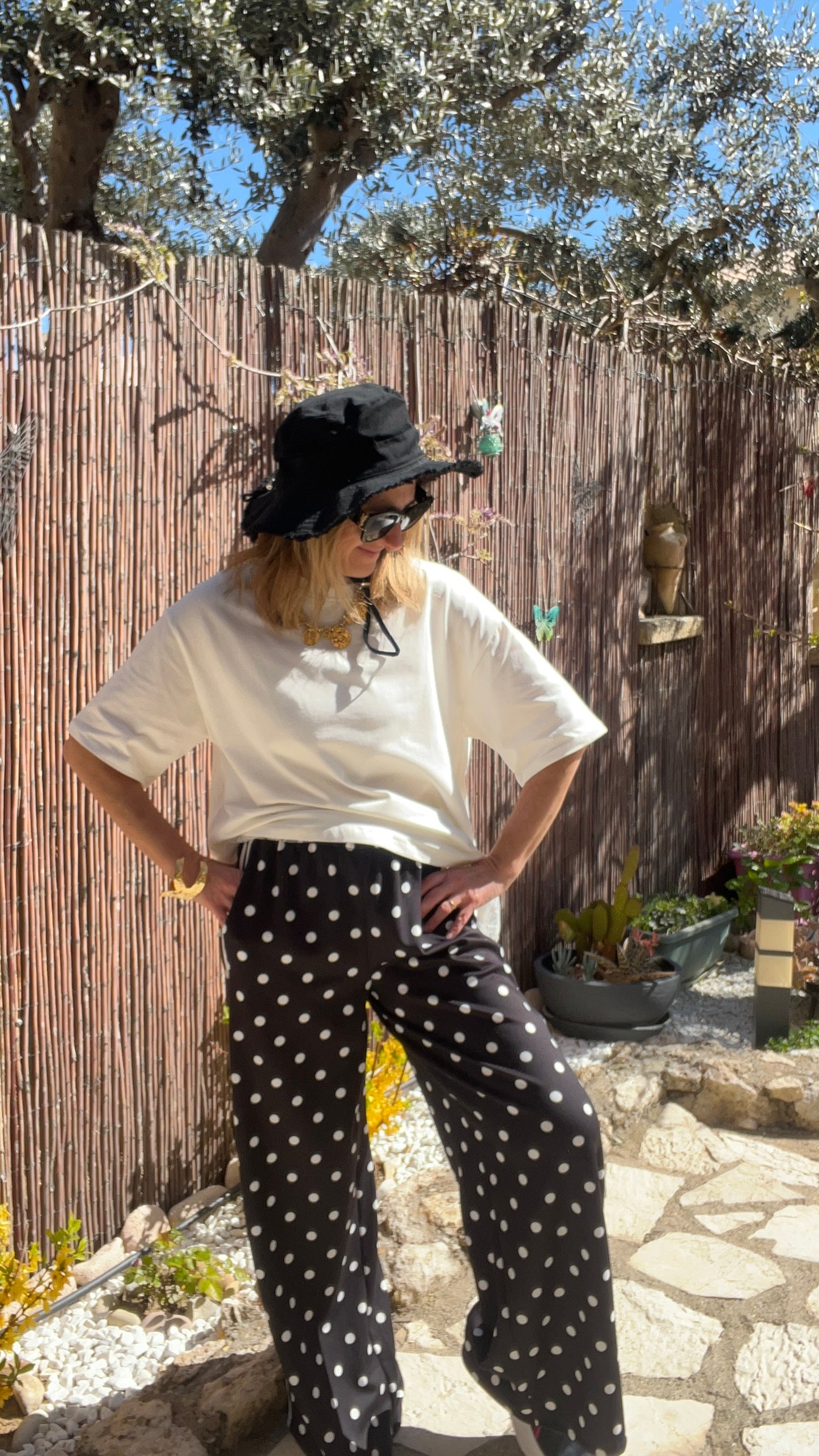 PANTALON STYLE JOGG NOIR A POIS BLANC