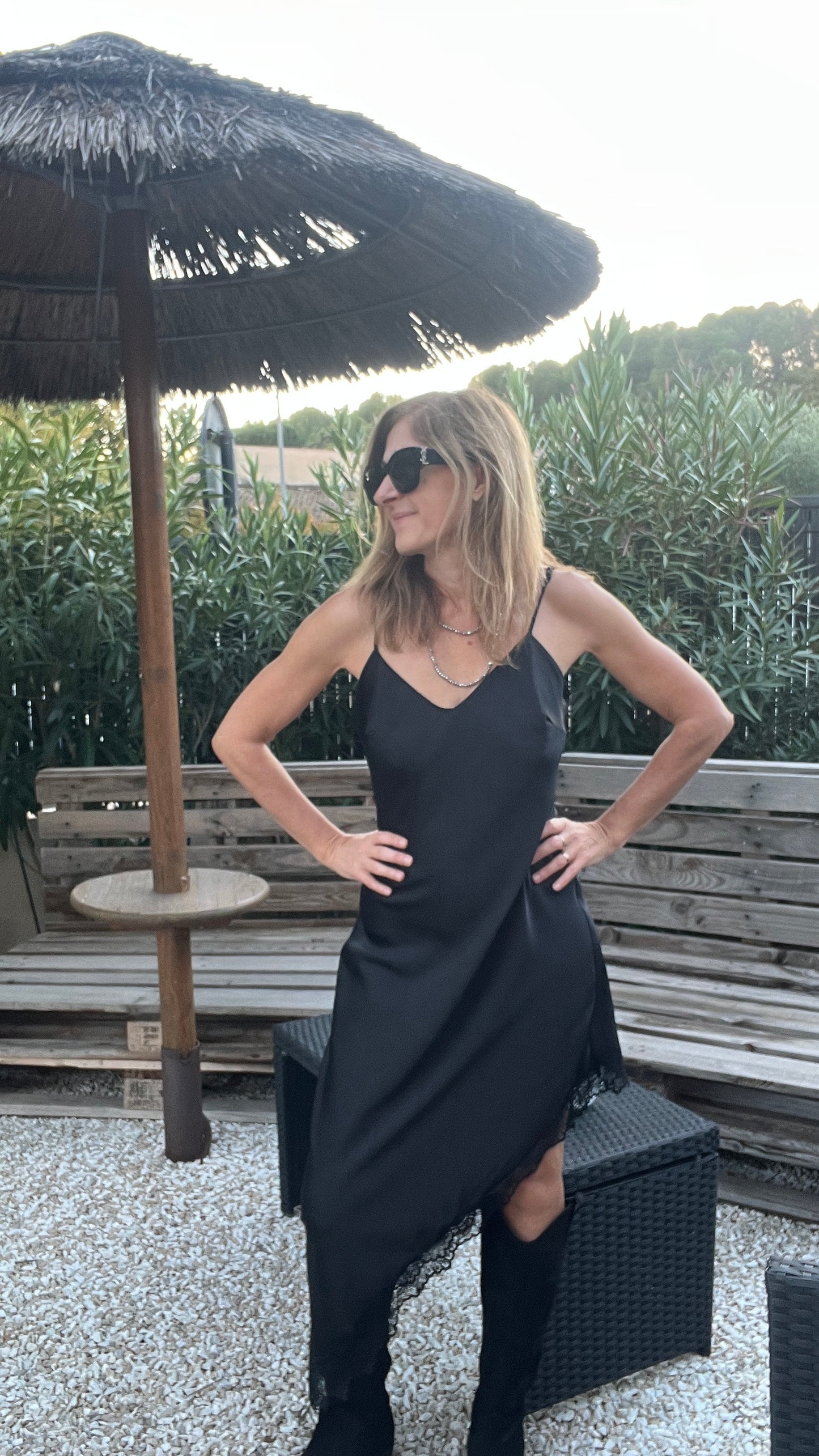 ROBE BRETELLES NOIRE ASYMETRIQUE DENTELLE