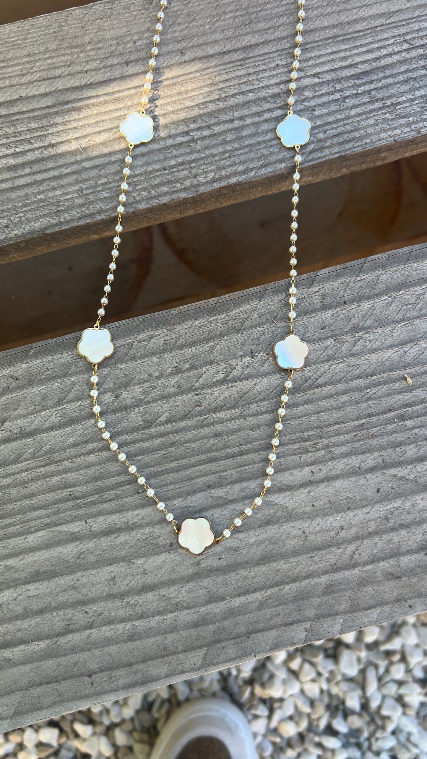 SAUTOIR EN PERLES "FLEURS BLANCHES"