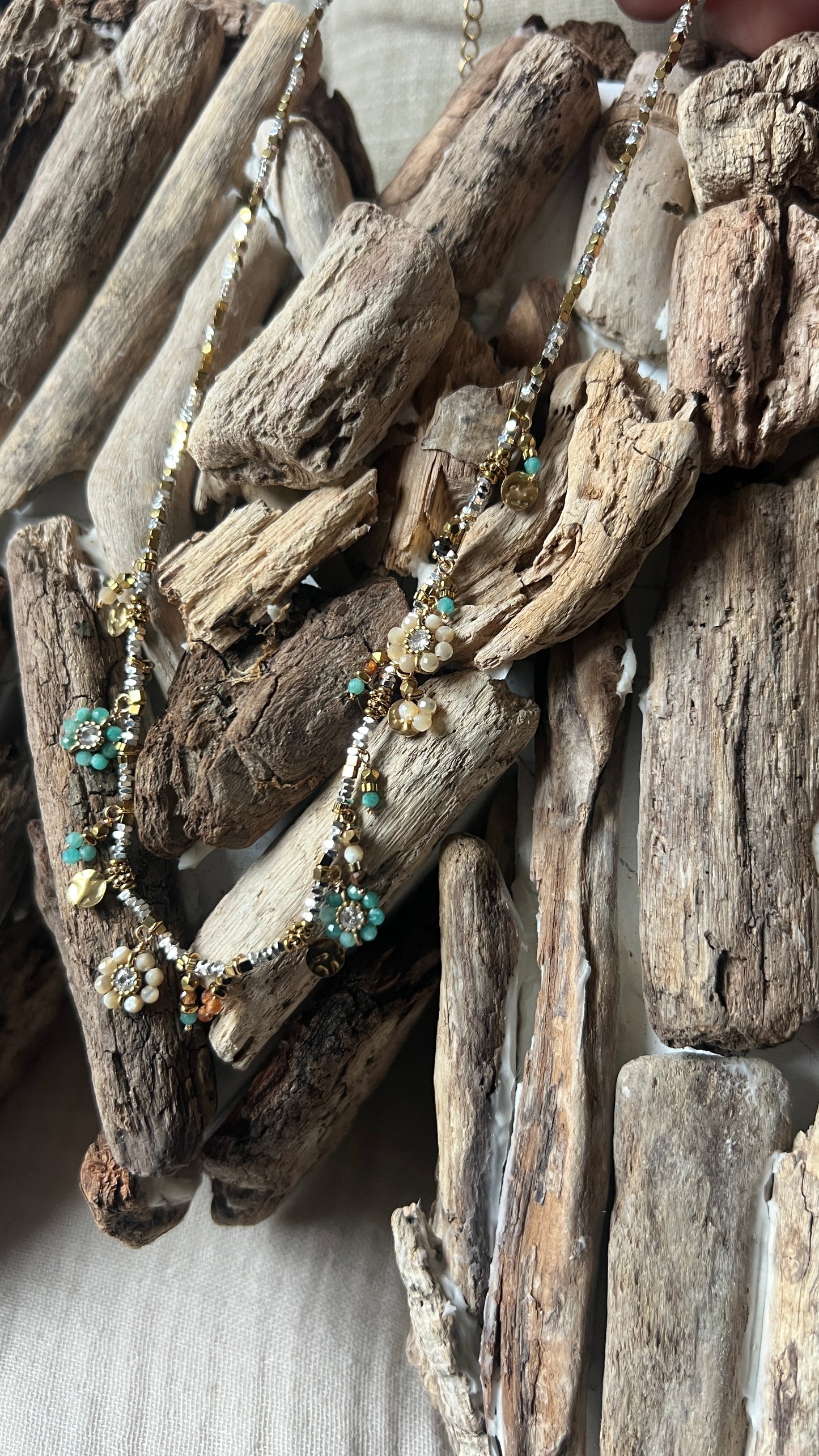 COLLIER DORE/ARGENTE FLEURS TURQUOISE/BLANC "HABAHA"