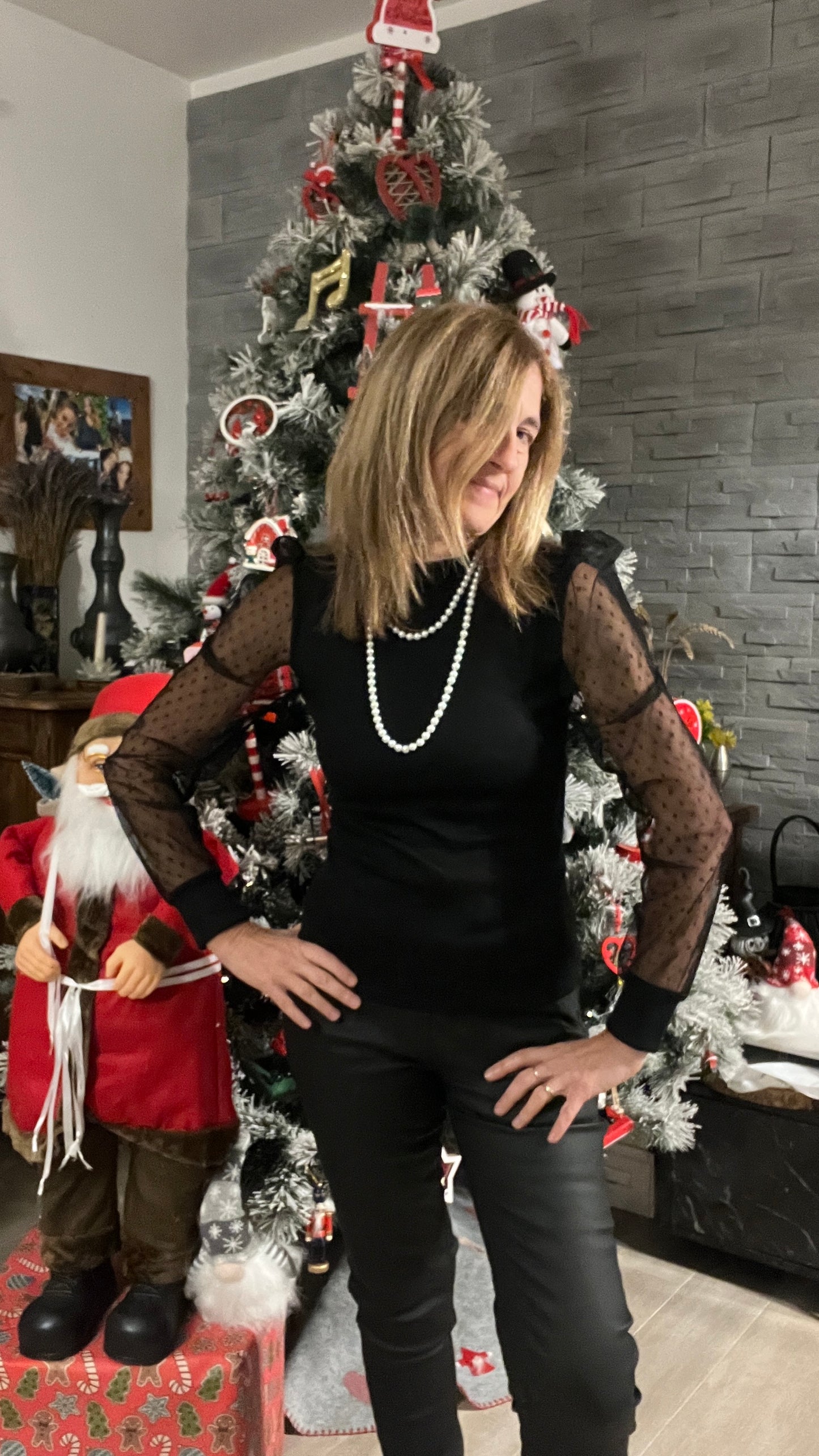 TEE-SHIRT NOIR AVEC MANCHES TRANSPARENTES A POIS