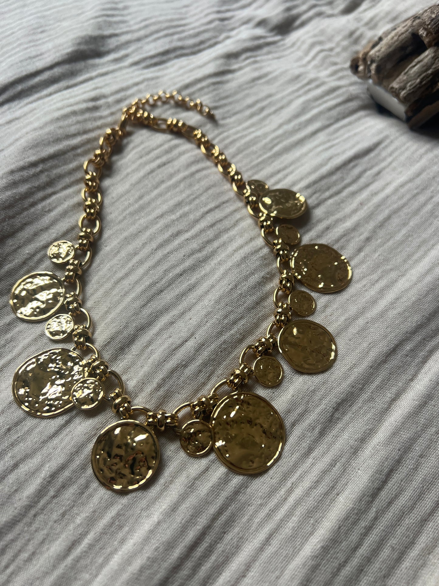 COLLIER DORE & MEDAILLONS & PIECES "HABAHA"