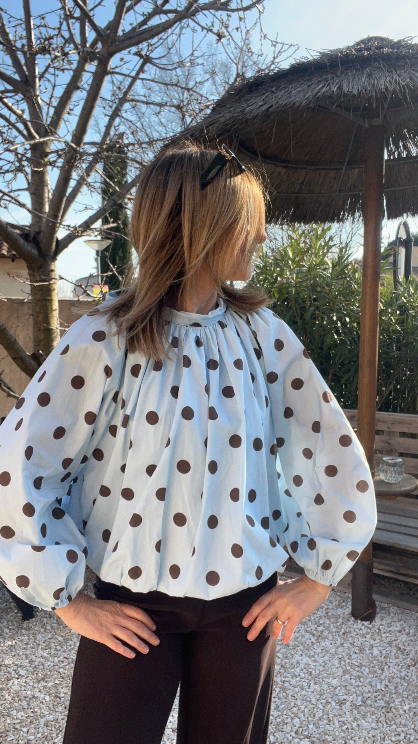 BLOUSE BLEU CLAIR A POIS CHOCOLAT