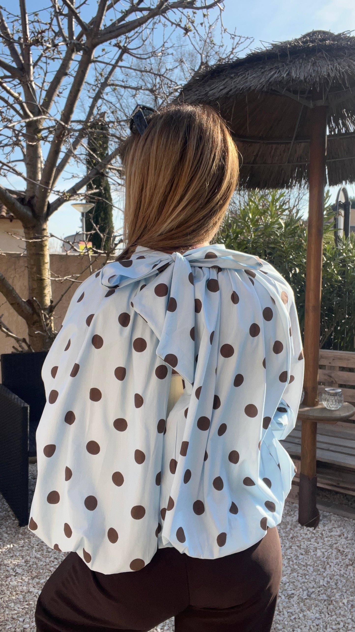 BLOUSE BLEU CLAIR A POIS CHOCOLAT