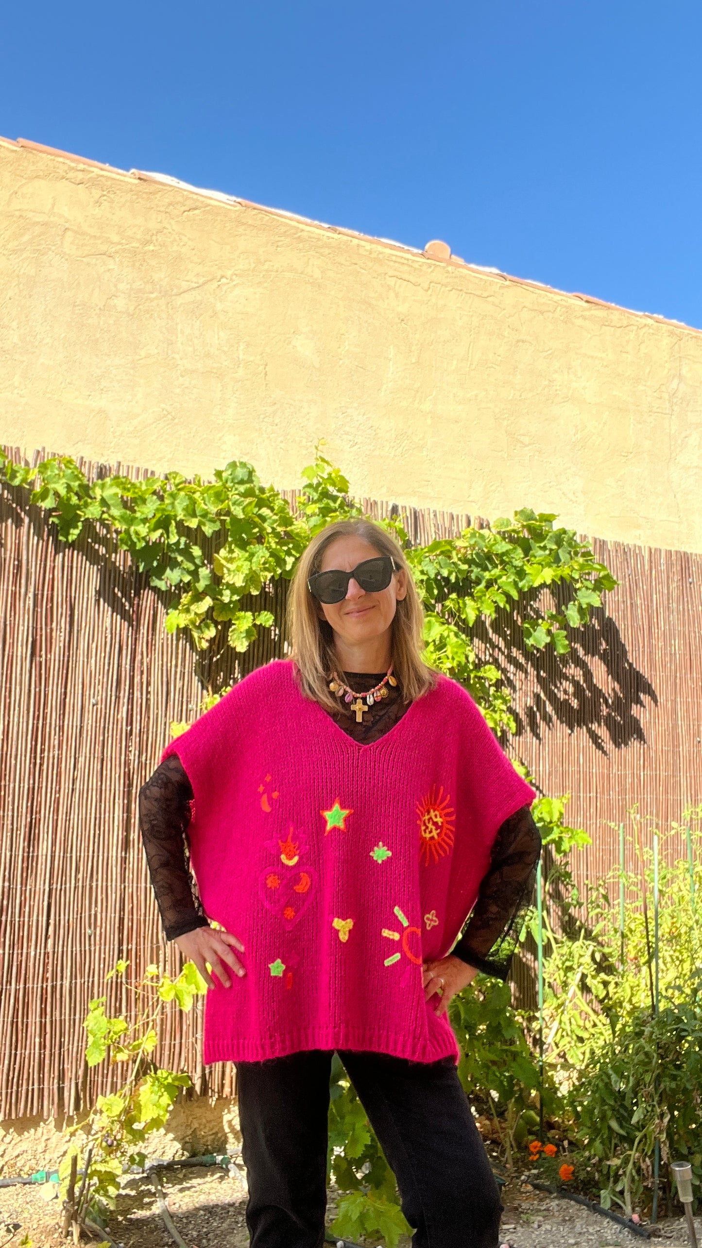PULL PONCHO ROSE FLUO SANS MANCHES "ETOILE"