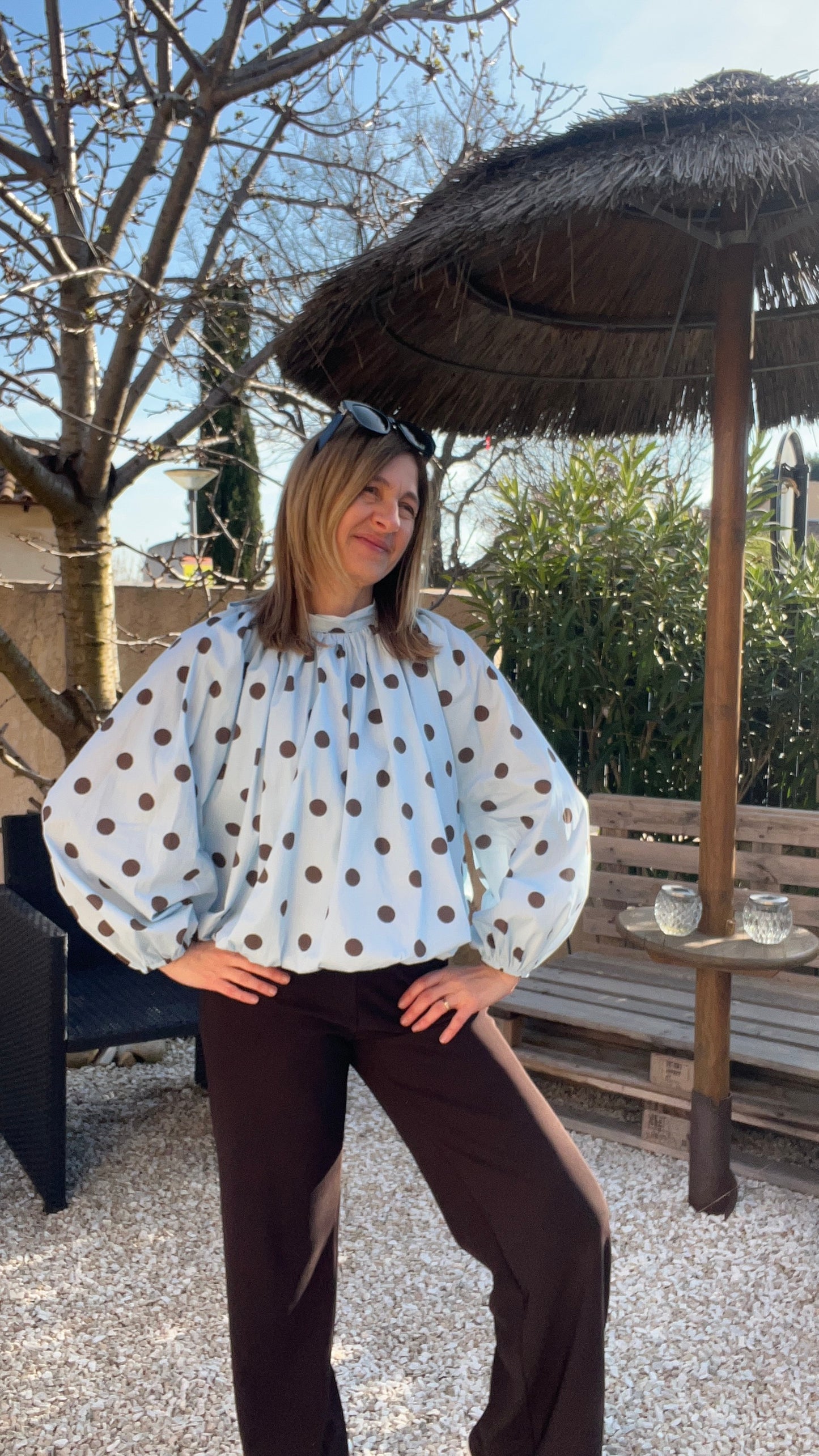 BLOUSE BLEU CLAIR A POIS CHOCOLAT