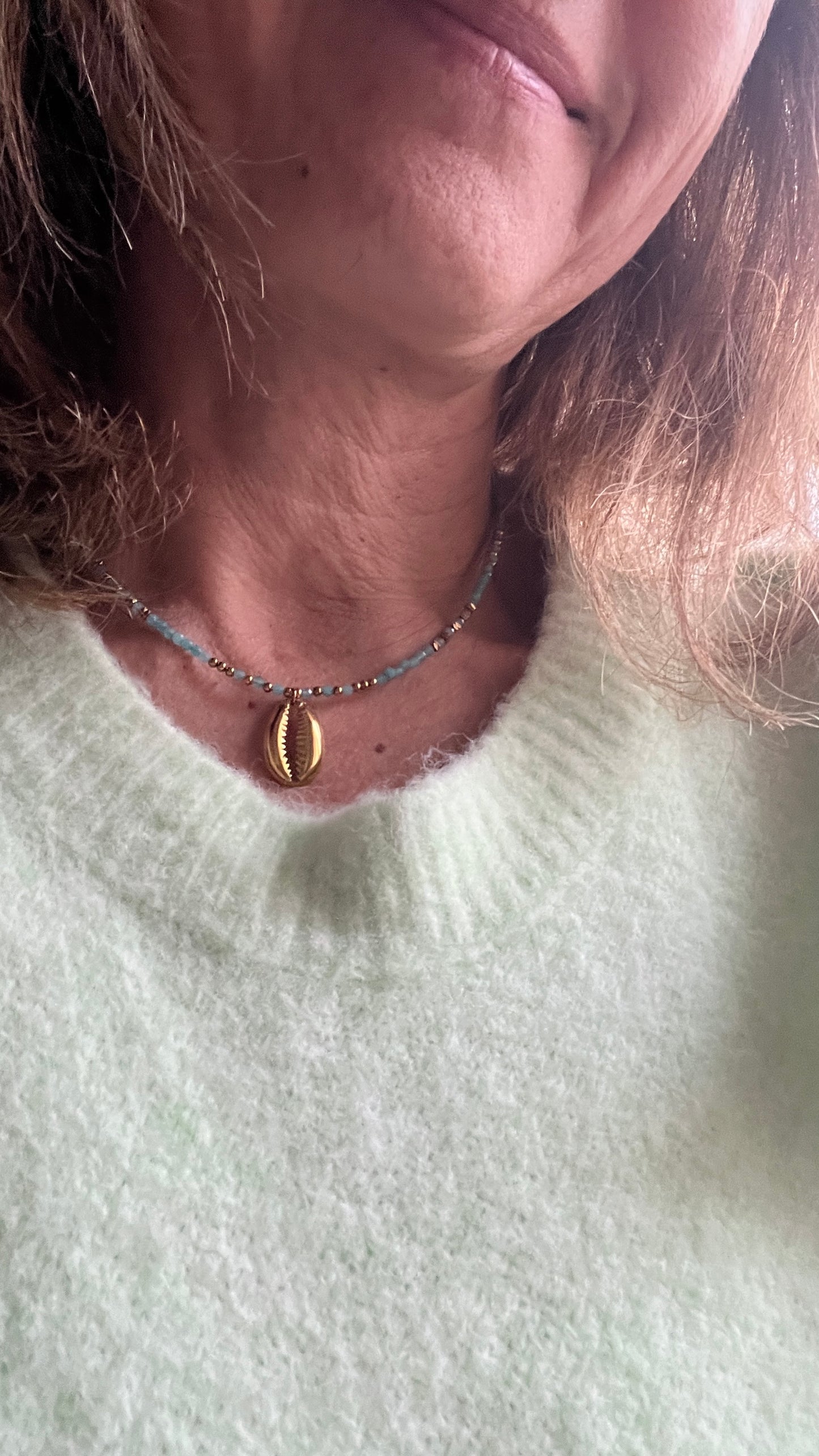 COLLIER PERLES TURQUOISE & COQUILLAGE DORE "HABAHA"