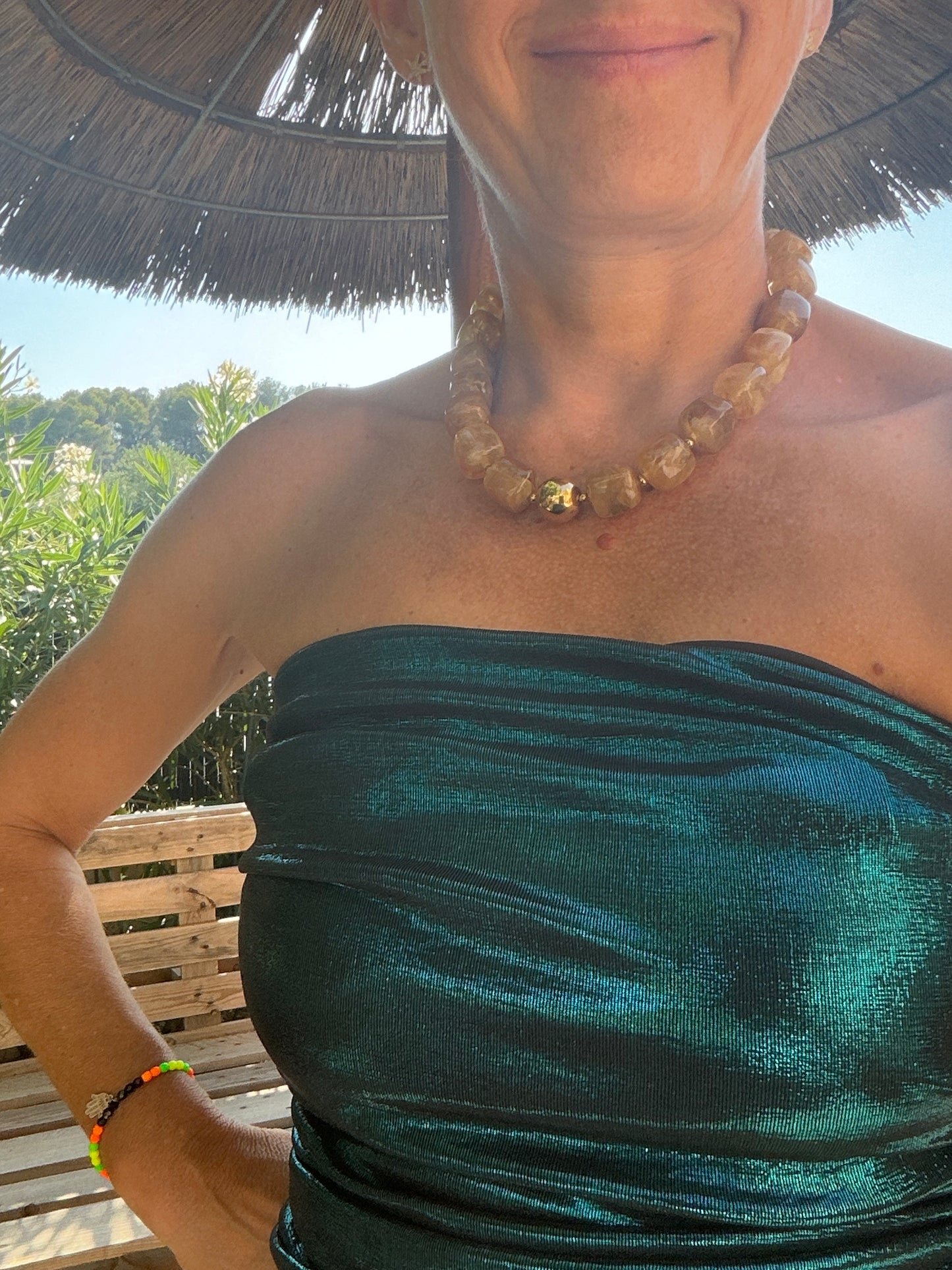 Collier boules résine "Beige marbré"