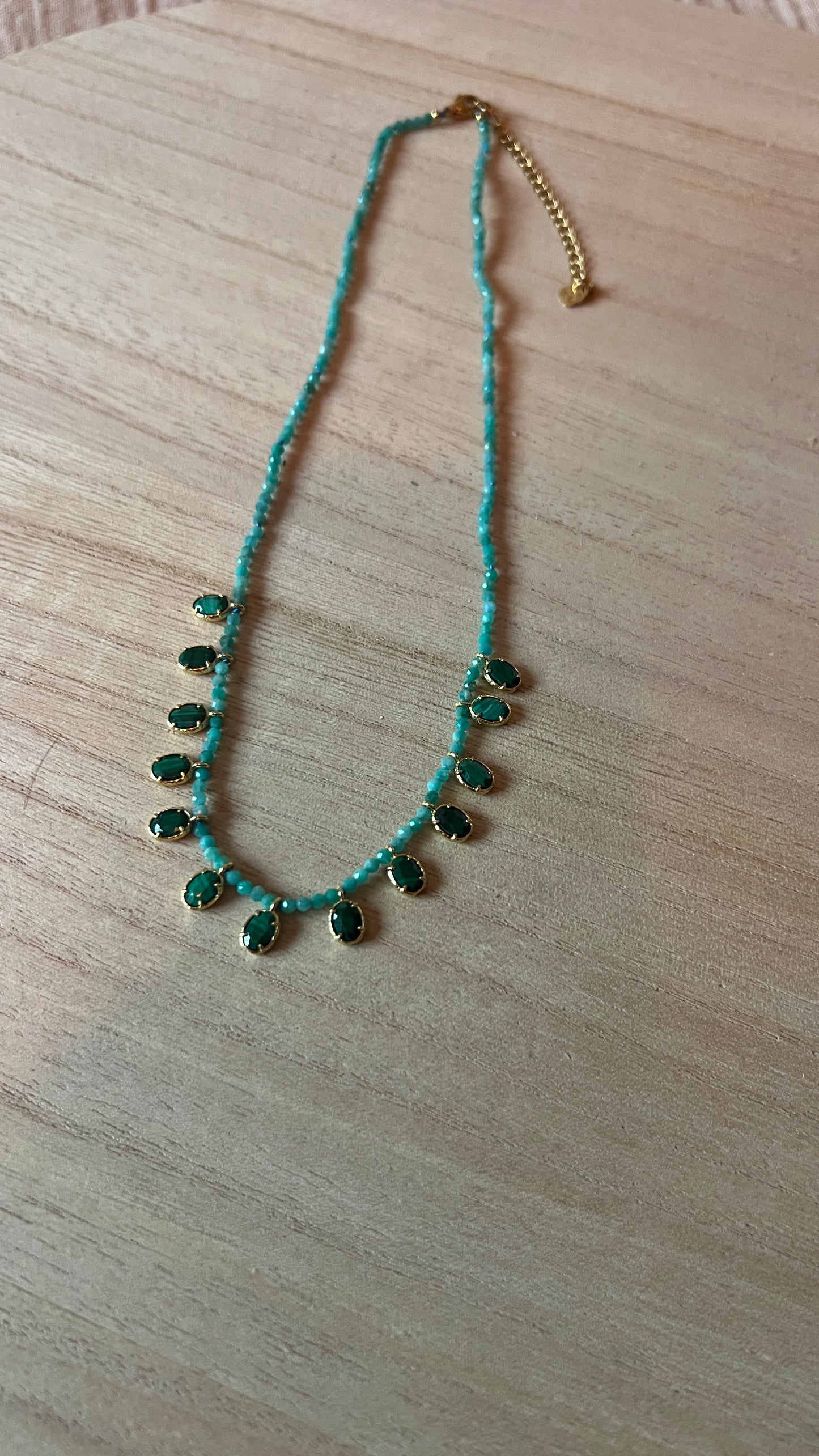 COLLIER PERLES TURQUOISE & MEDAILLONS EMERAUDE "HABAHA"