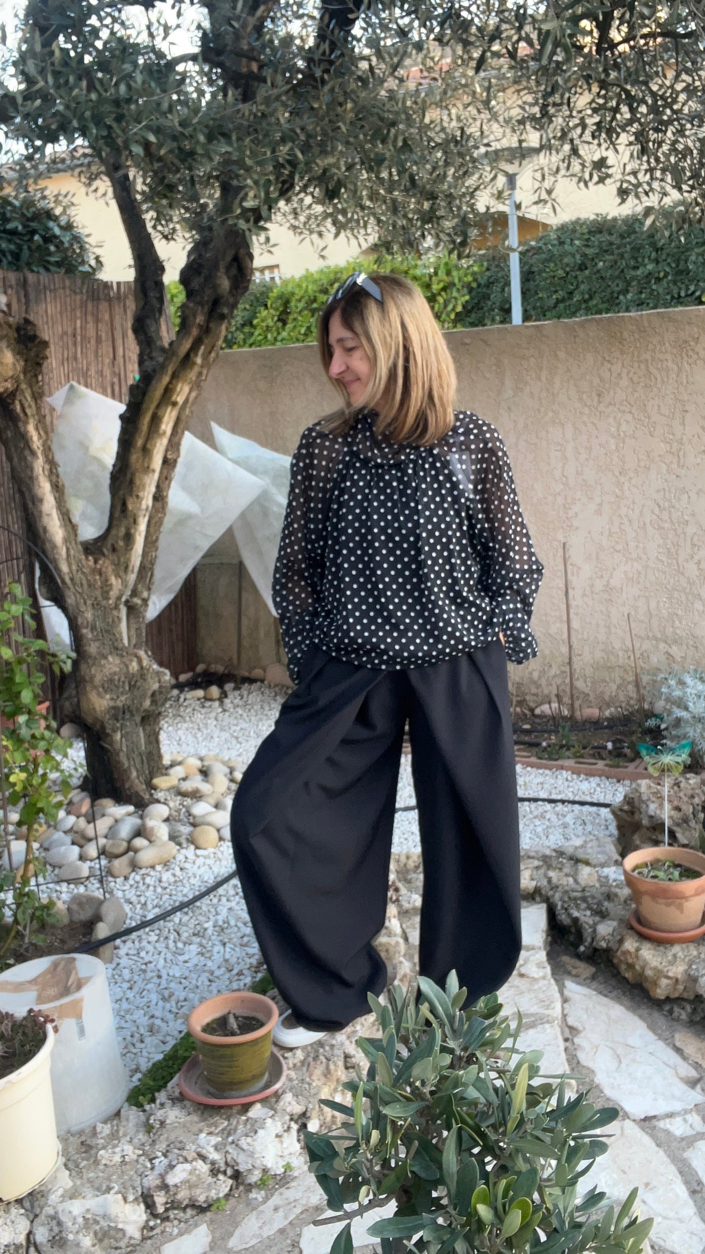 CHEMISIER NOIR A POIS BLANC