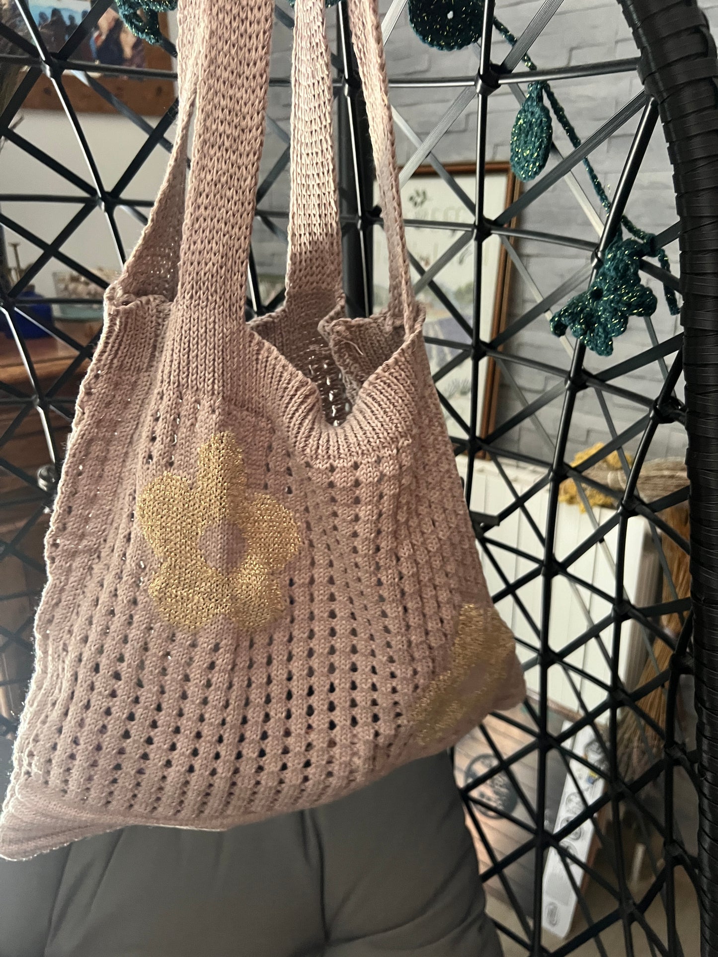 Sac beige au crochet "fleurs dorées"