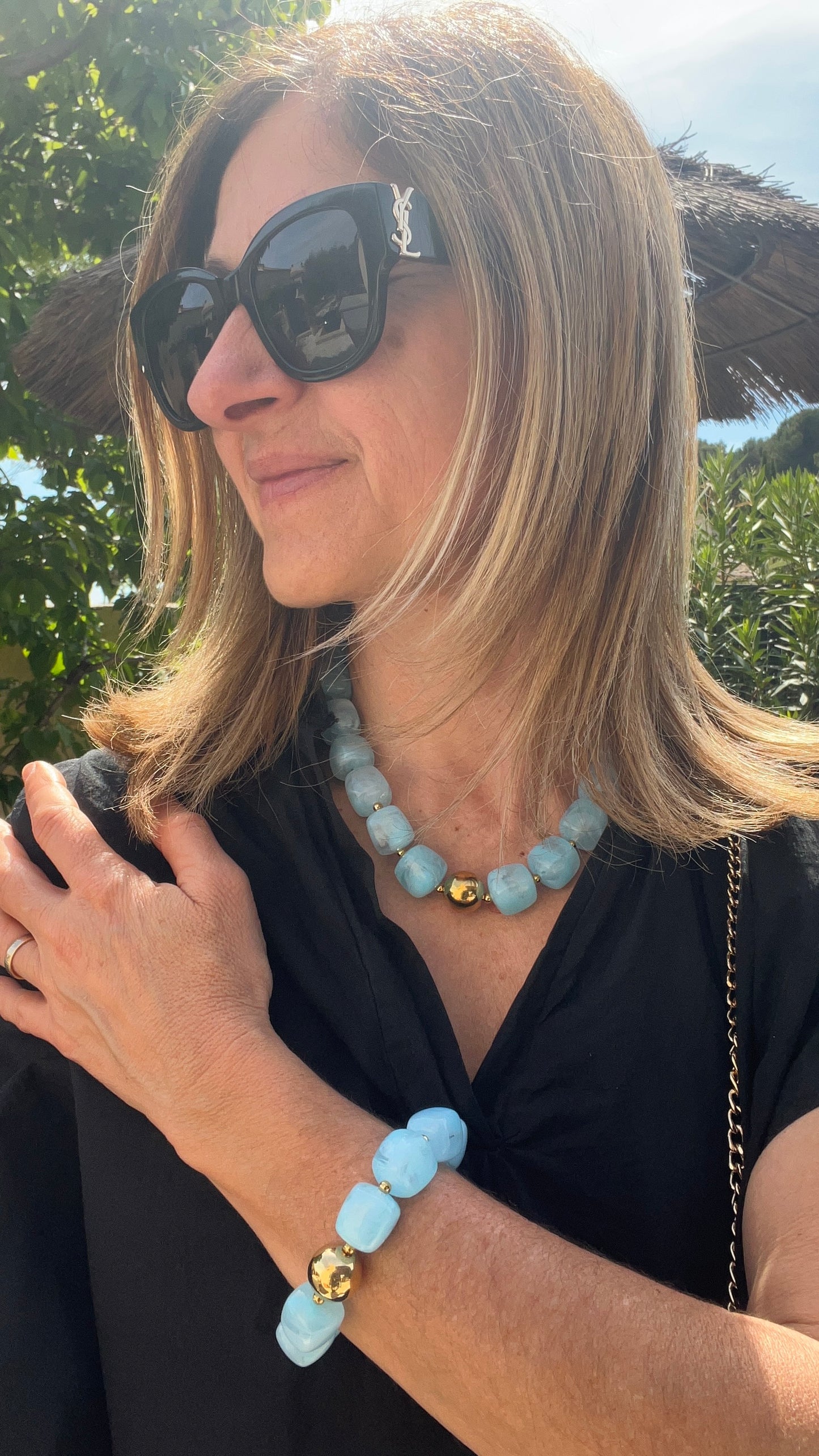COLLIER BLEU OU ROSE RESINE COULEURS ETE "FLORA"