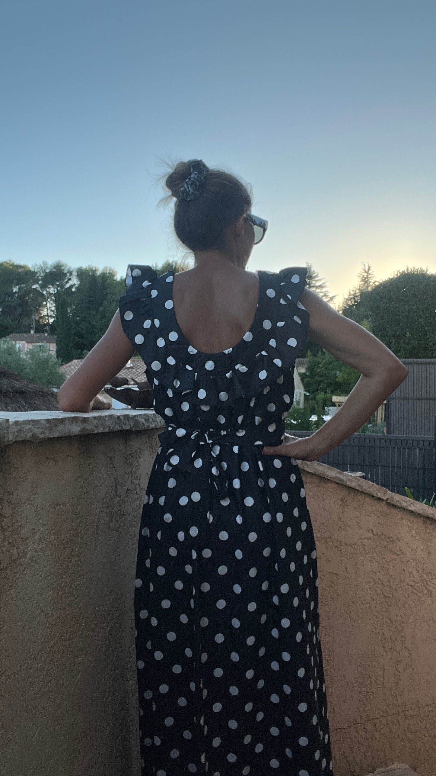 ROBE LONGUE NOIR A POIS BLANC