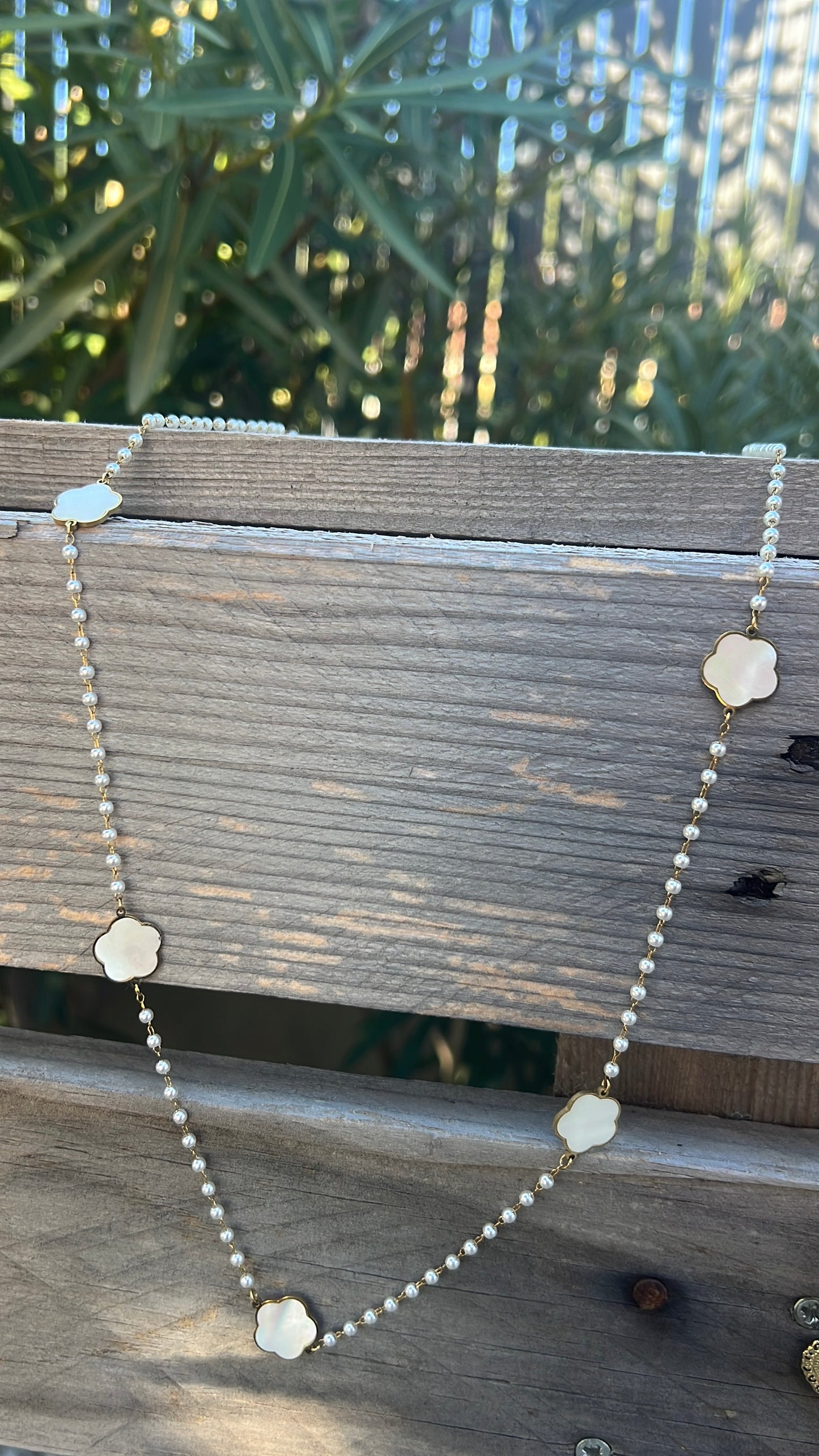 SAUTOIR EN PERLES "FLEURS BLANCHES"