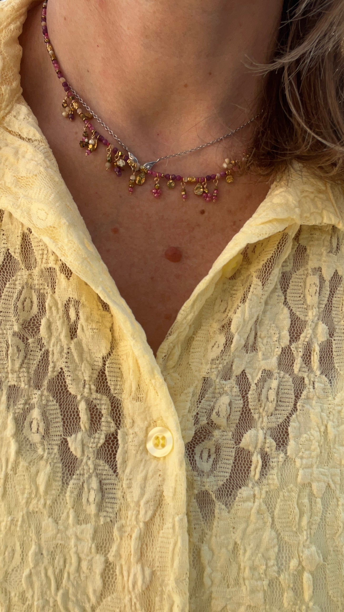 COLLIER PERLES ROSE/VIOLET & MEDAILLONS ROSE "HABAHA"