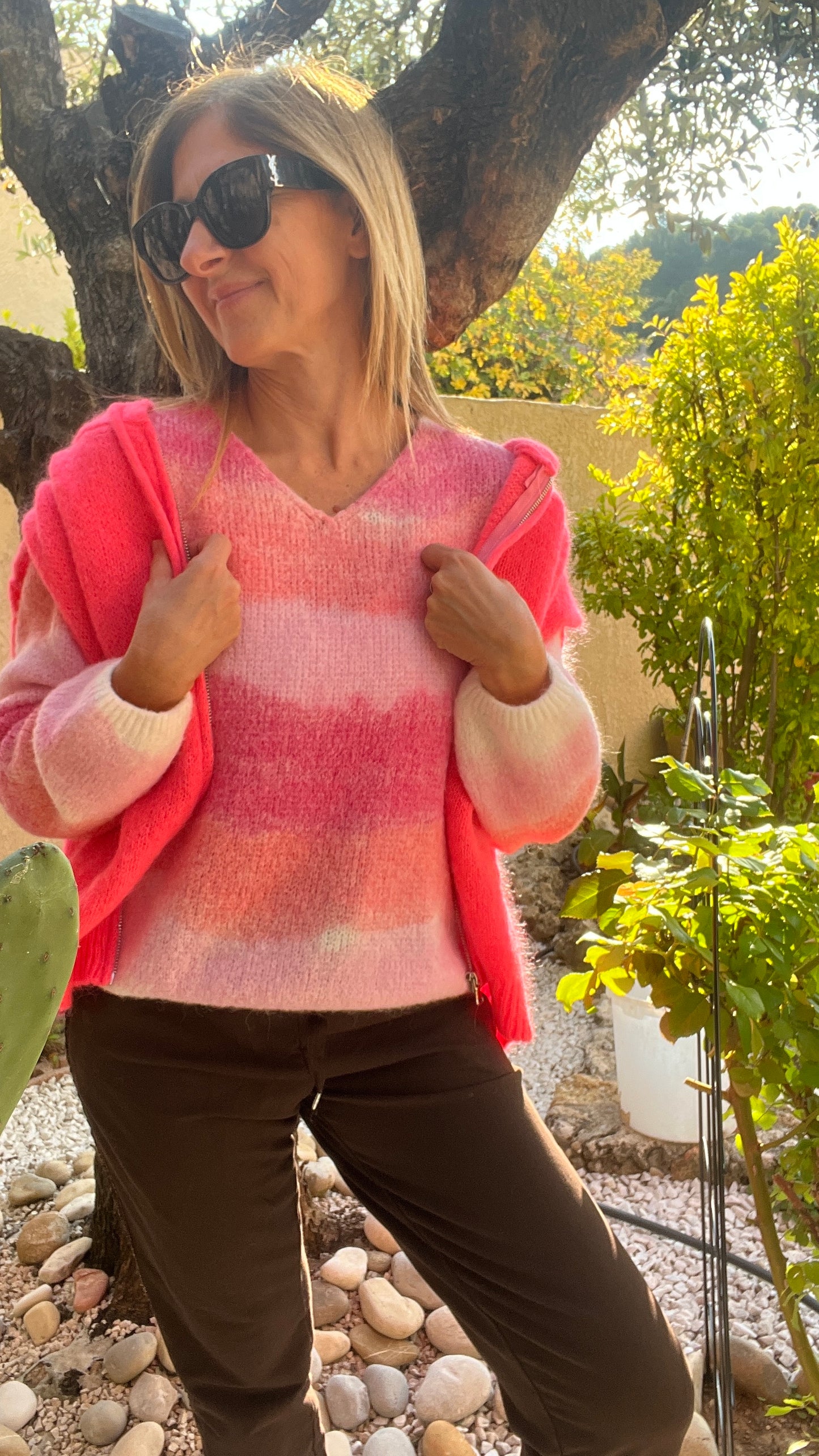 VESTE SANS MANCHES A CAPUCHE «CORAIL FLUO »