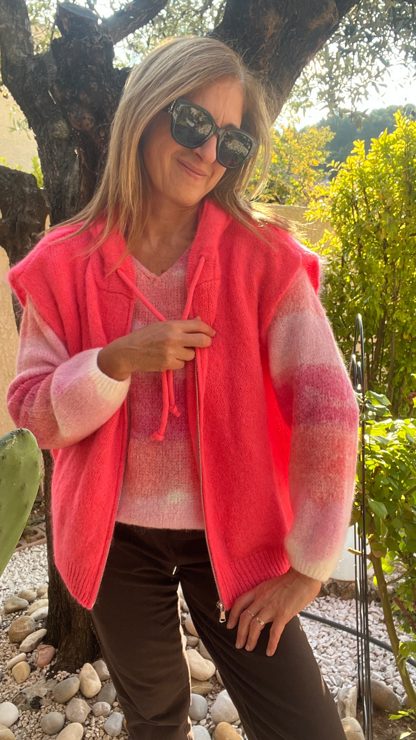 VESTE SANS MANCHES A CAPUCHE «CORAIL FLUO »