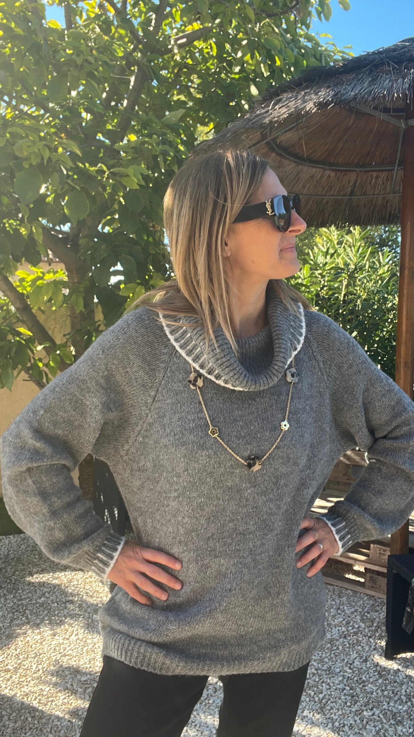 SAUTOIR DORE/BEIGE/NOIR "FLEURS"