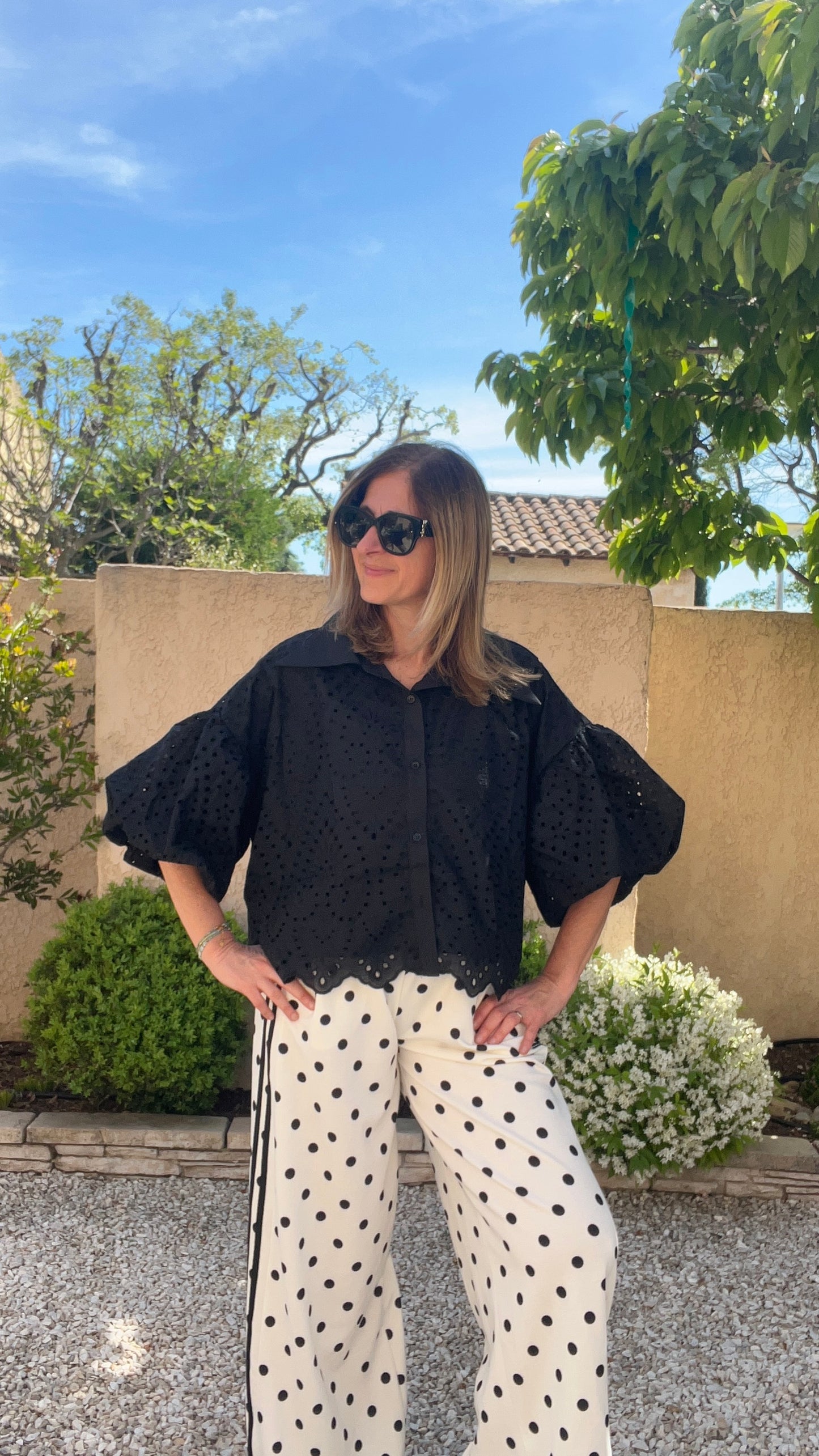 CHEMISIER NOIR BRODERIE ANGLAISE MANCHES BALLONS