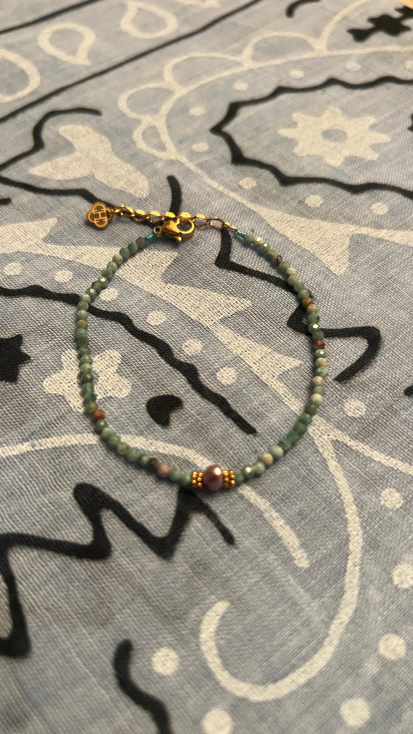 BRACELET EN PERLES BLEU/VERT & PERLE PRECIEUSE "HABAHA"