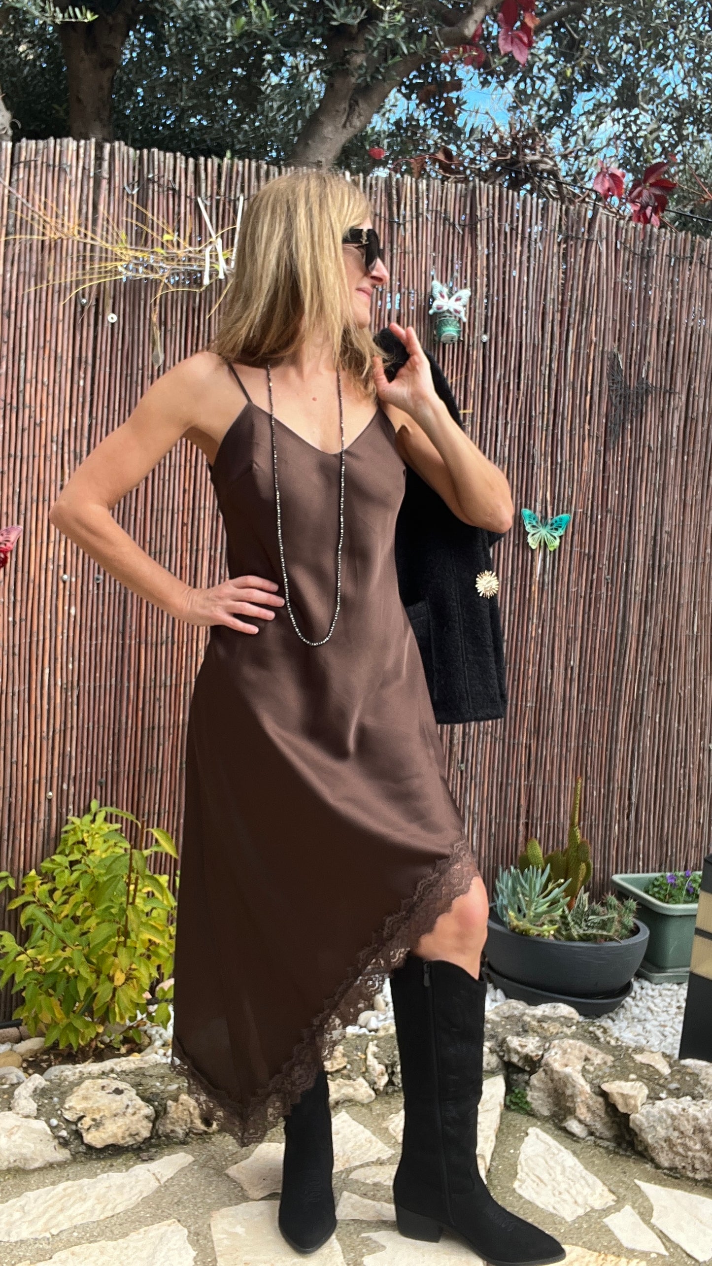 ROBE BRETELLES CHOCOLAT ASYMETRIQUE DENTELLE