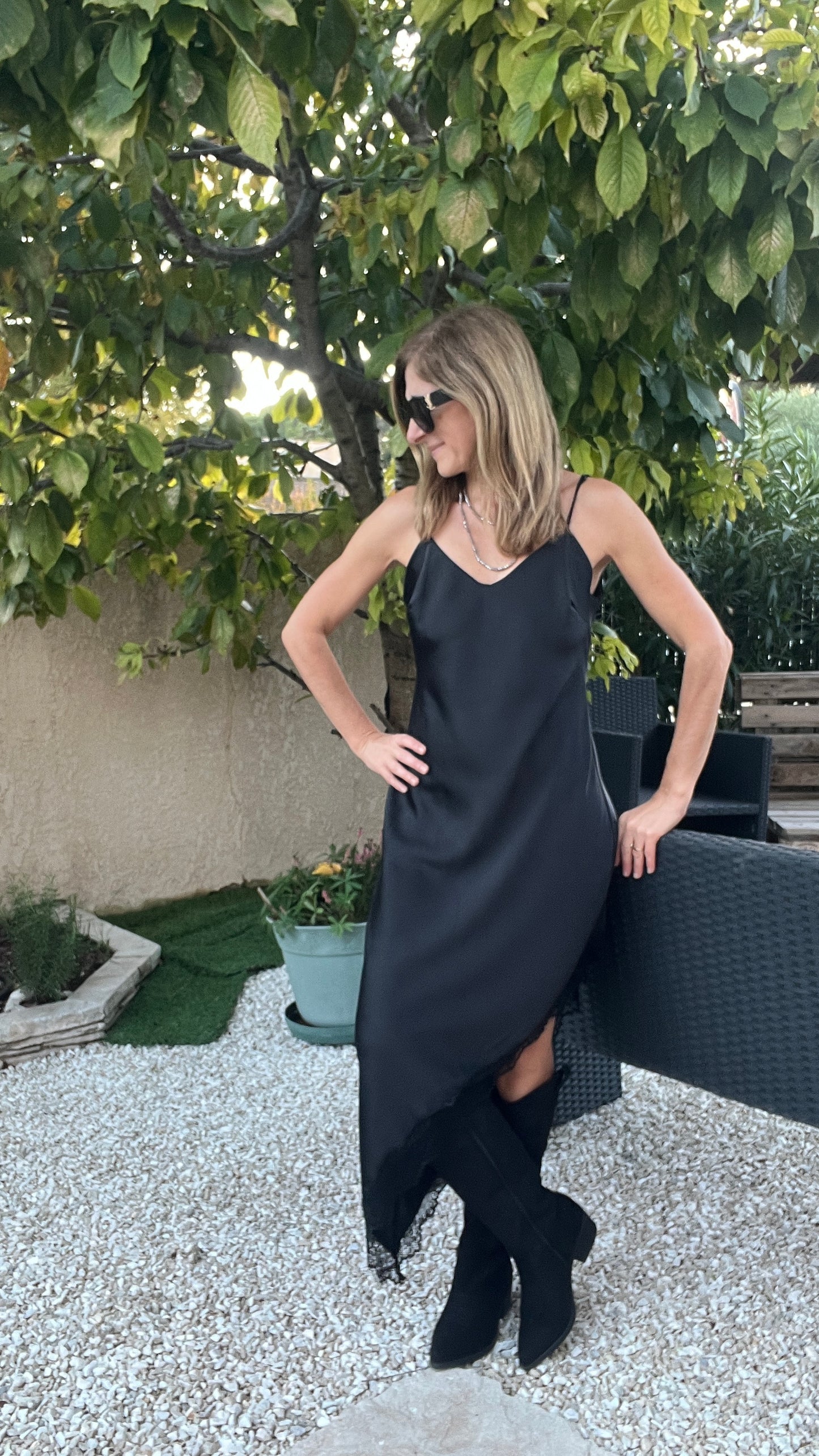 ROBE BRETELLES NOIRE ASYMETRIQUE DENTELLE