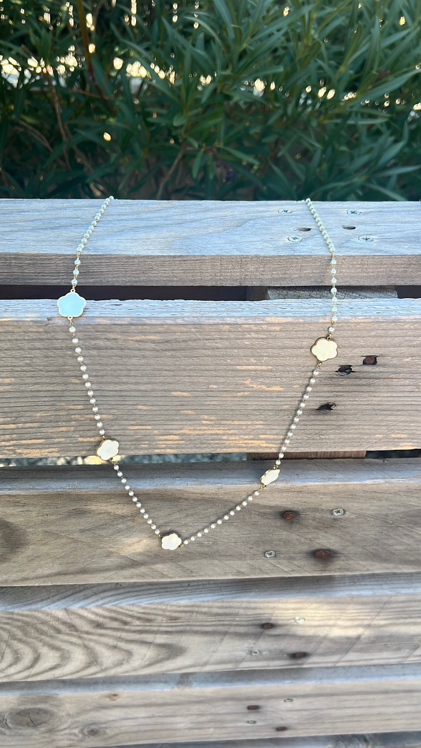 SAUTOIR EN PERLES "FLEURS BLANCHES"