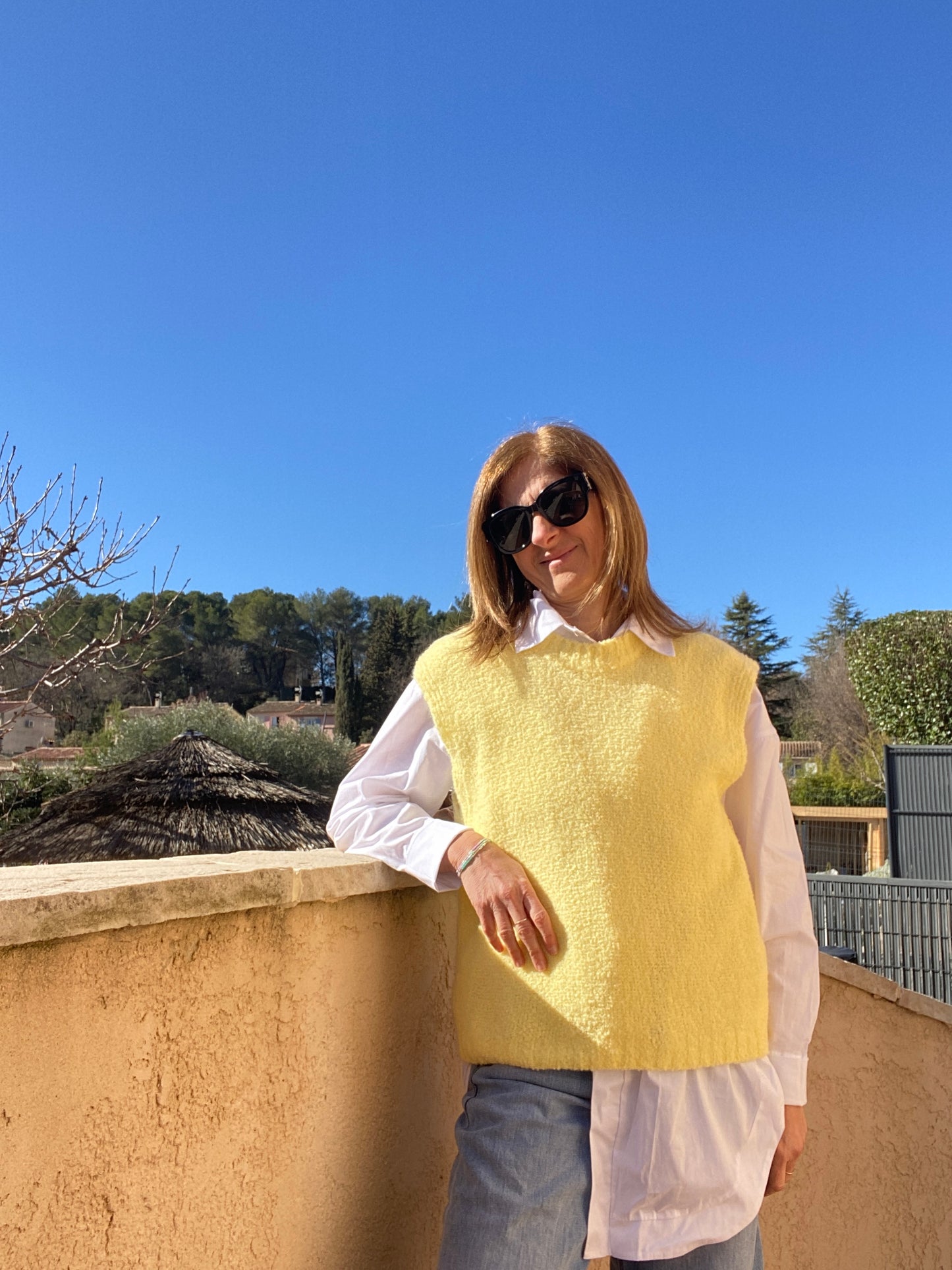 Pull jaune sans manches "Zoé"