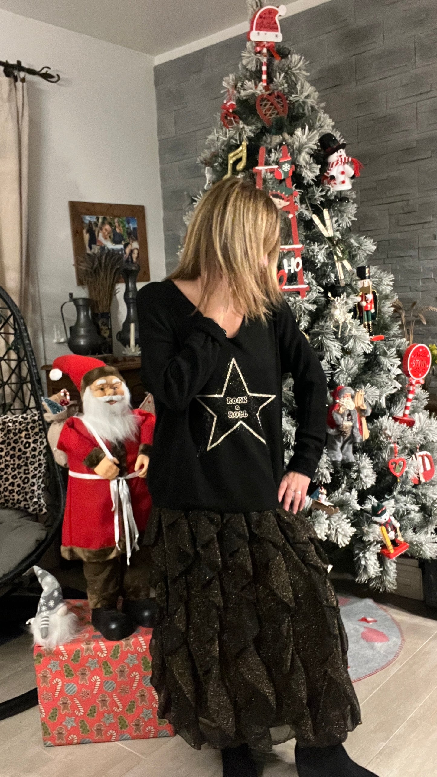 JUPE LONGUE NOIRE/DOREE PAILLETEE A VOLANTS