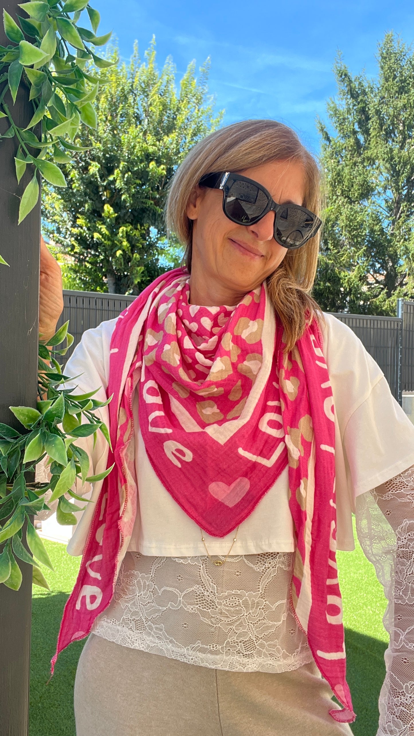 FOULARD TRIANGLE ROSE/BEIGE/BLANC FUCHSIA "LOVE"