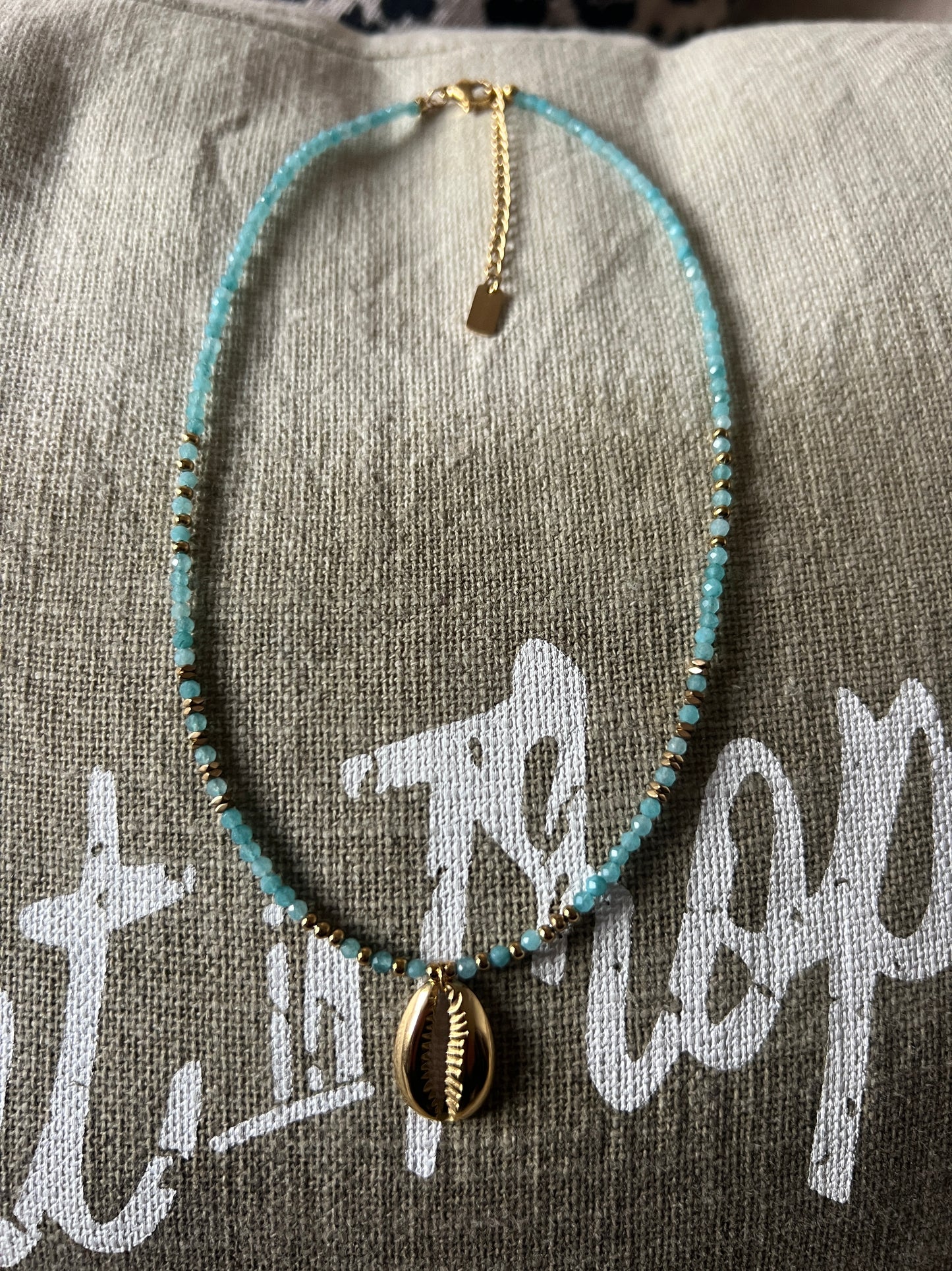 COLLIER PERLES TURQUOISE & COQUILLAGE DORE "HABAHA"