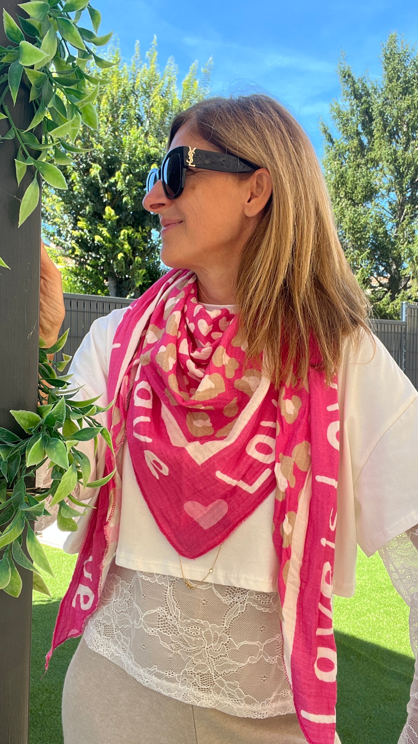 FOULARD TRIANGLE ROSE/BEIGE/BLANC FUCHSIA "LOVE"