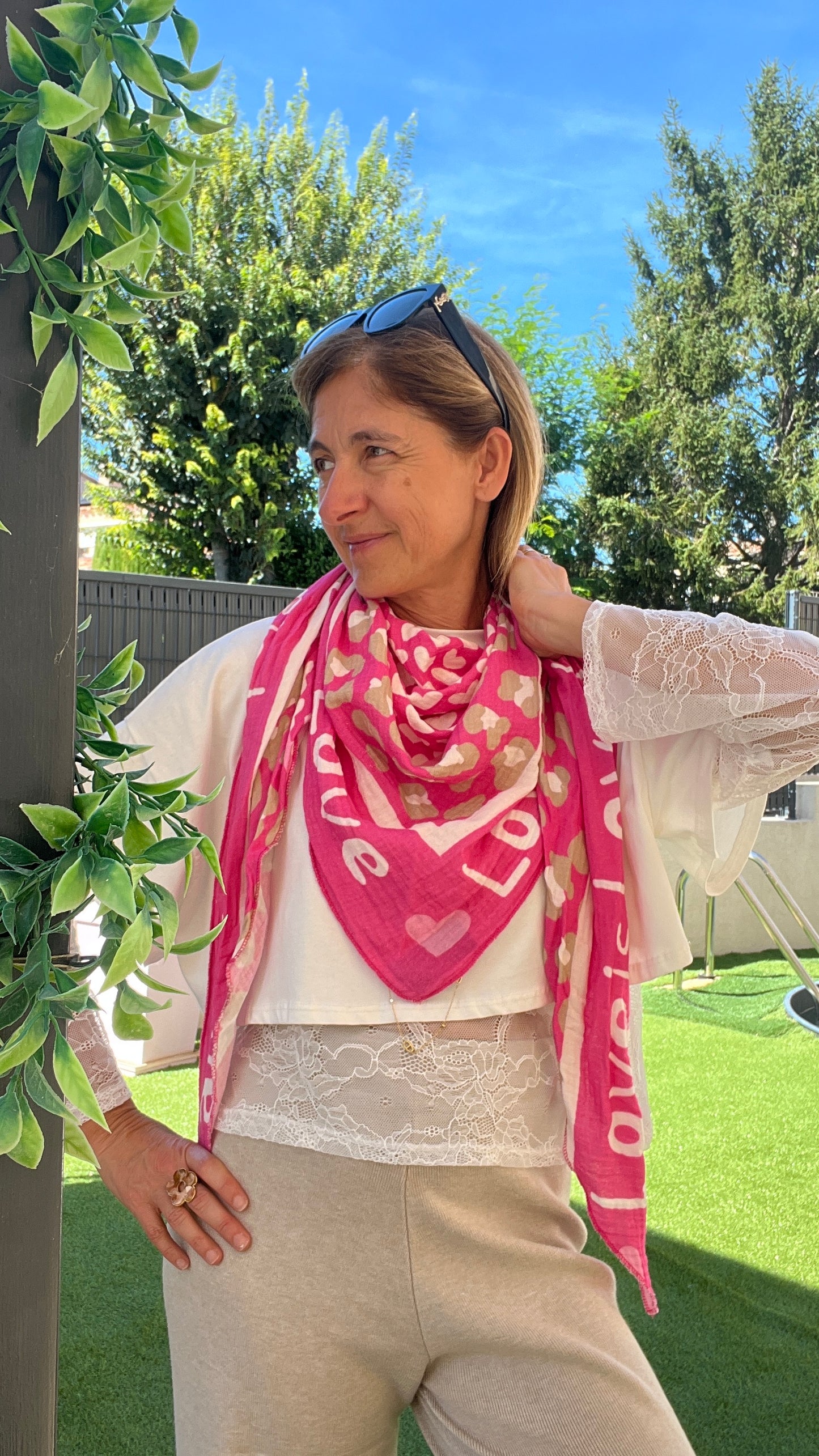 FOULARD TRIANGLE ROSE/BEIGE/BLANC FUCHSIA "LOVE"