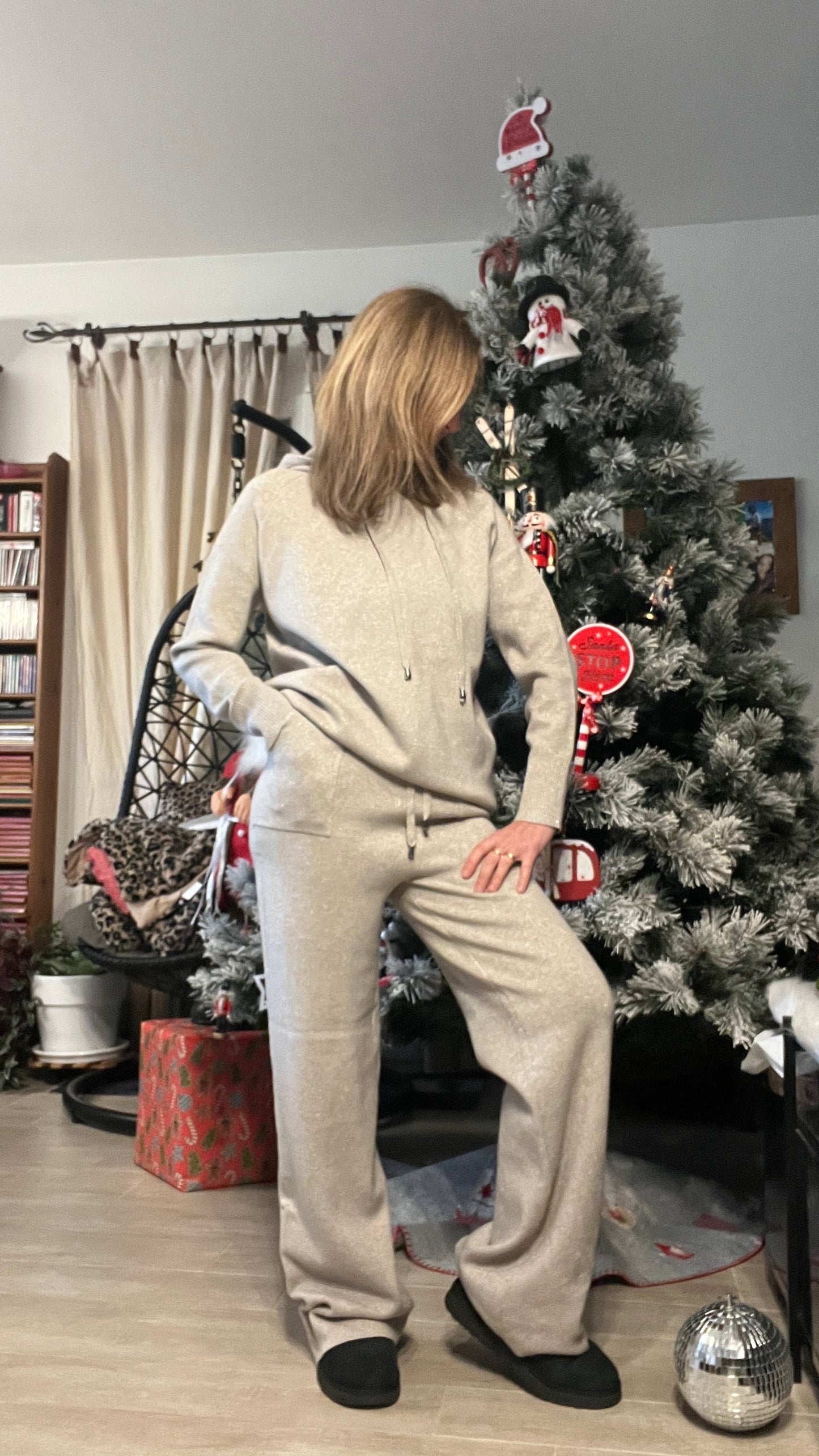 ENSEMBLE PANTALON/PULL A CAPUCHE PAILLETEE BEIGE