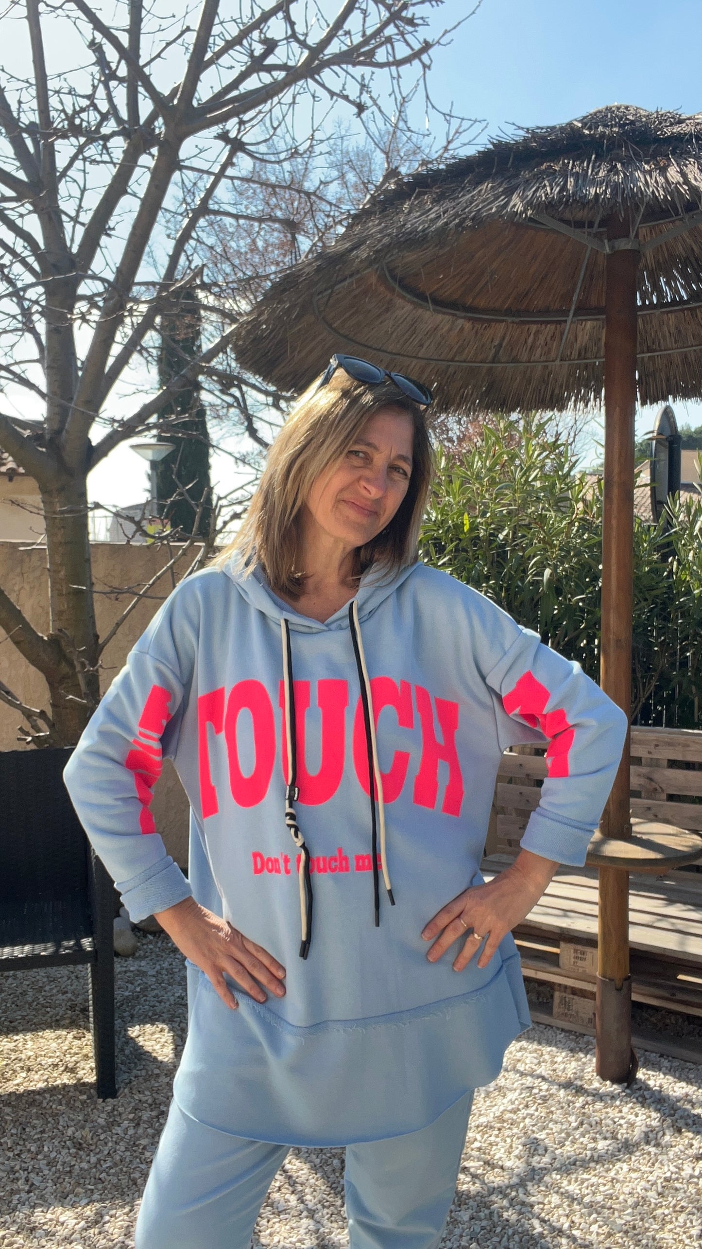 SWEAT BLEU & ROSE FLUO A CAPUCHE "DON'T TOUCH ME"
