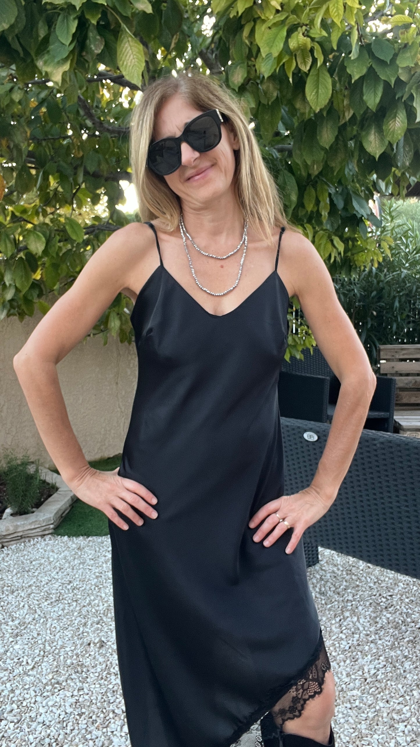 ROBE BRETELLES NOIRE ASYMETRIQUE DENTELLE