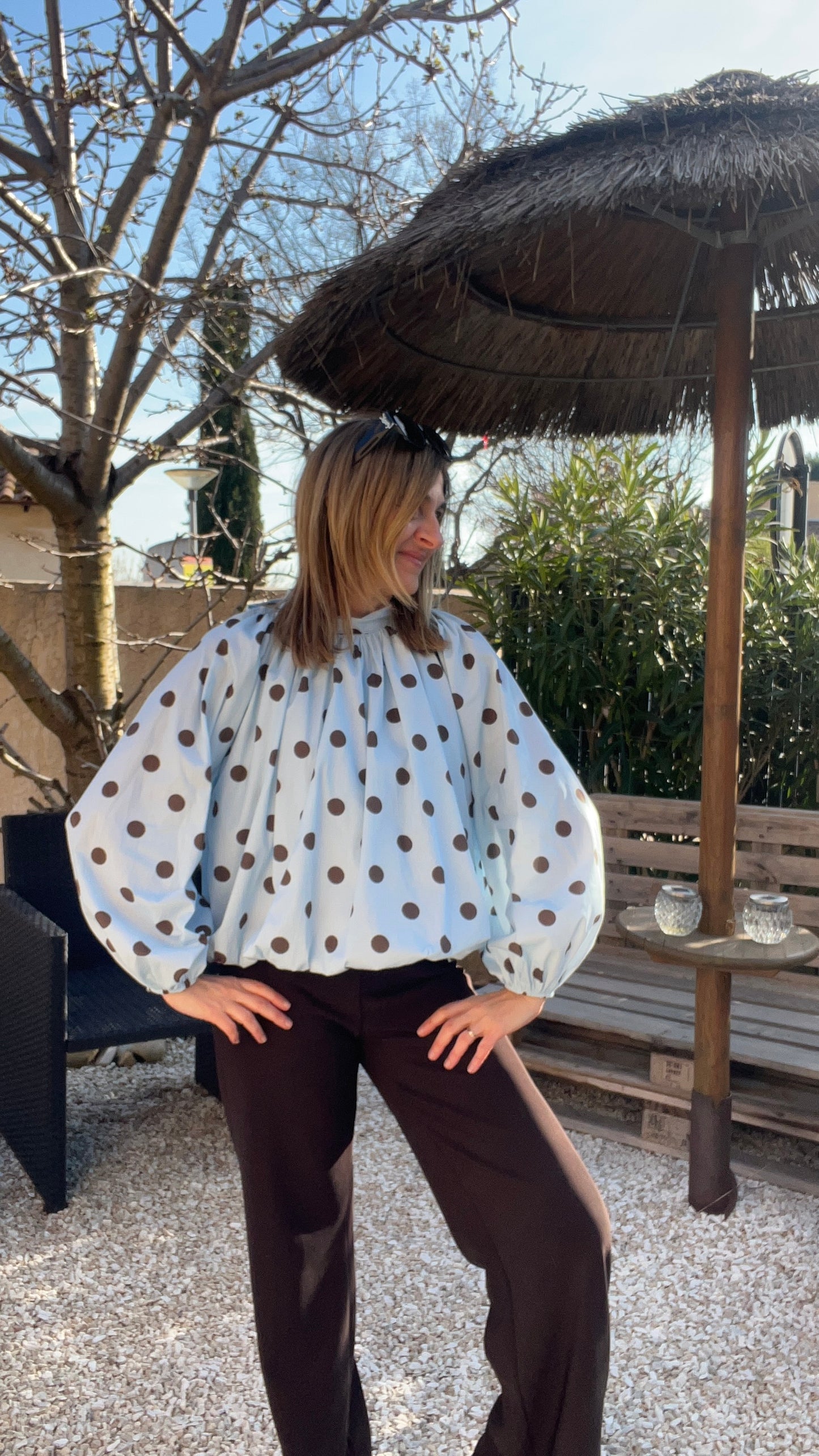 BLOUSE BLEU CLAIR A POIS CHOCOLAT