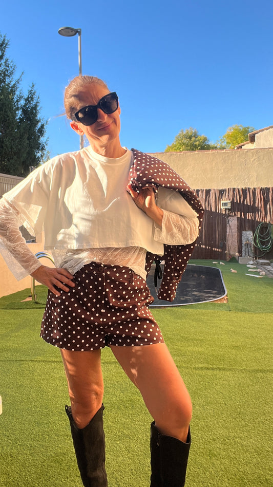 SHORT CHOCOLAT A POIS BLANC