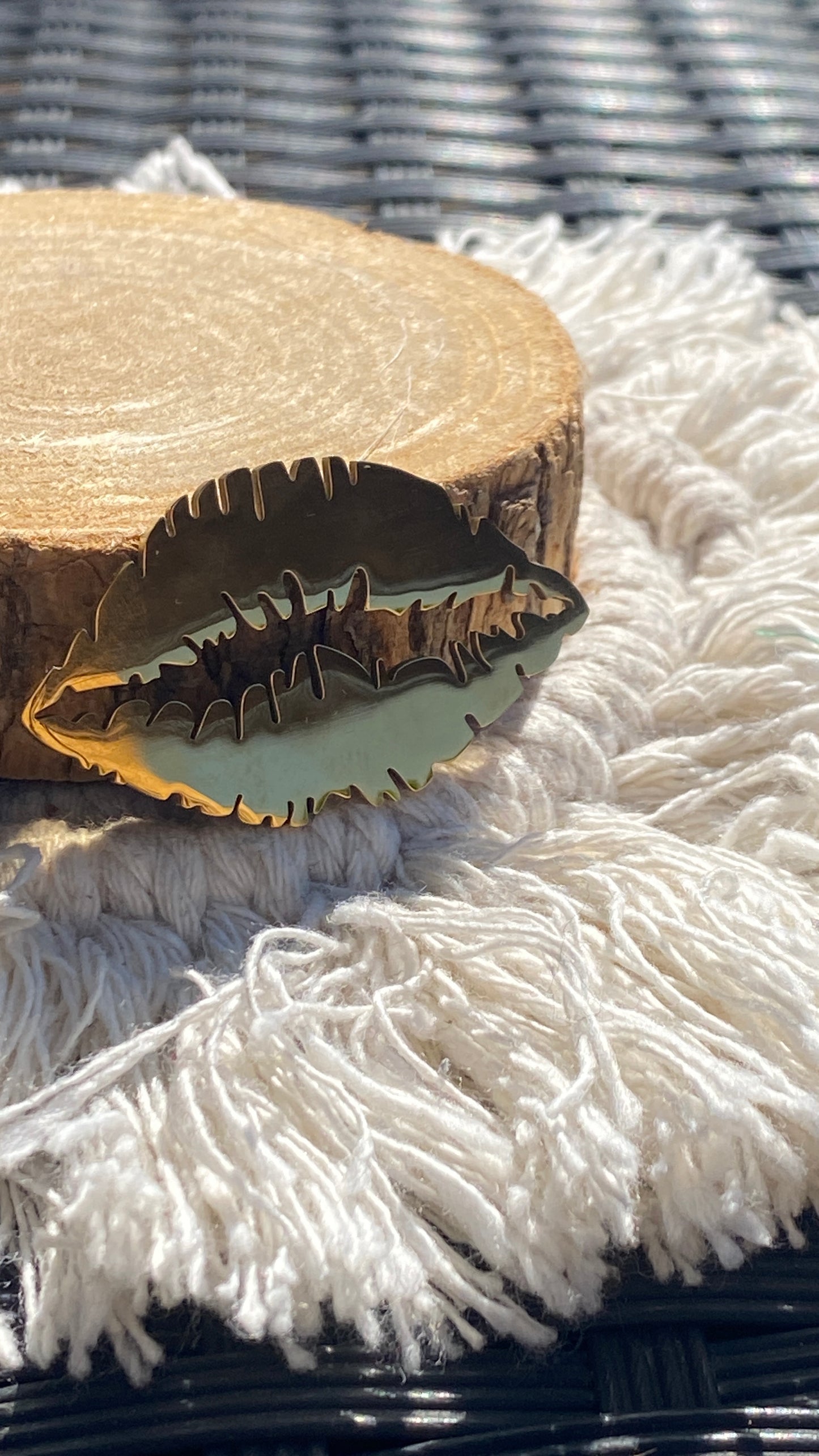 Broche "lèvre" dorée