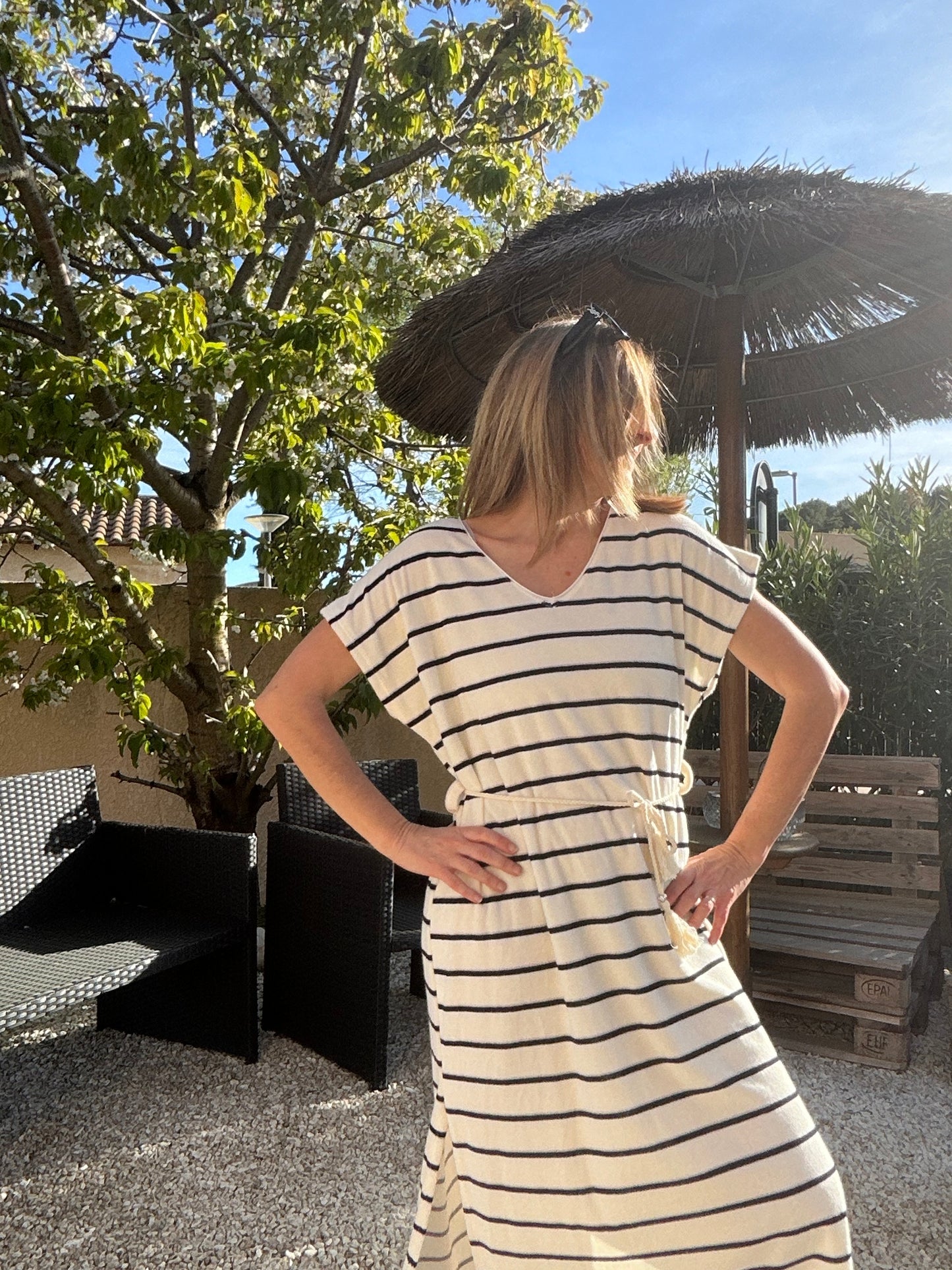 ROBE LONGUE SANS MANCHES EN EPONGE RAYE BLANC/NOIR