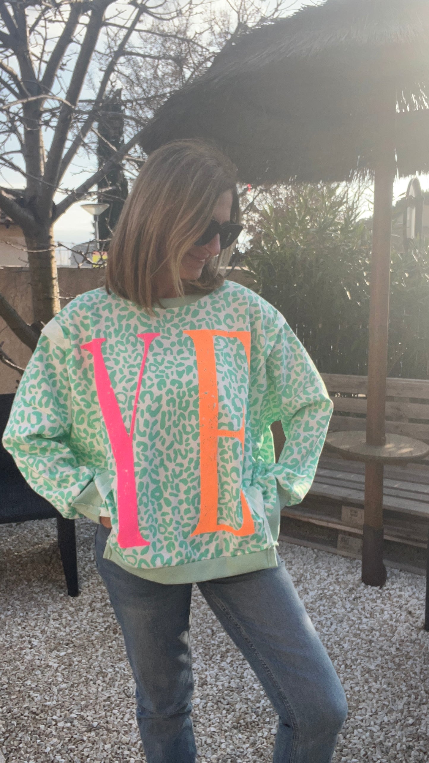 SWEAT LEOPARD VERT/BLANC "YEAH"