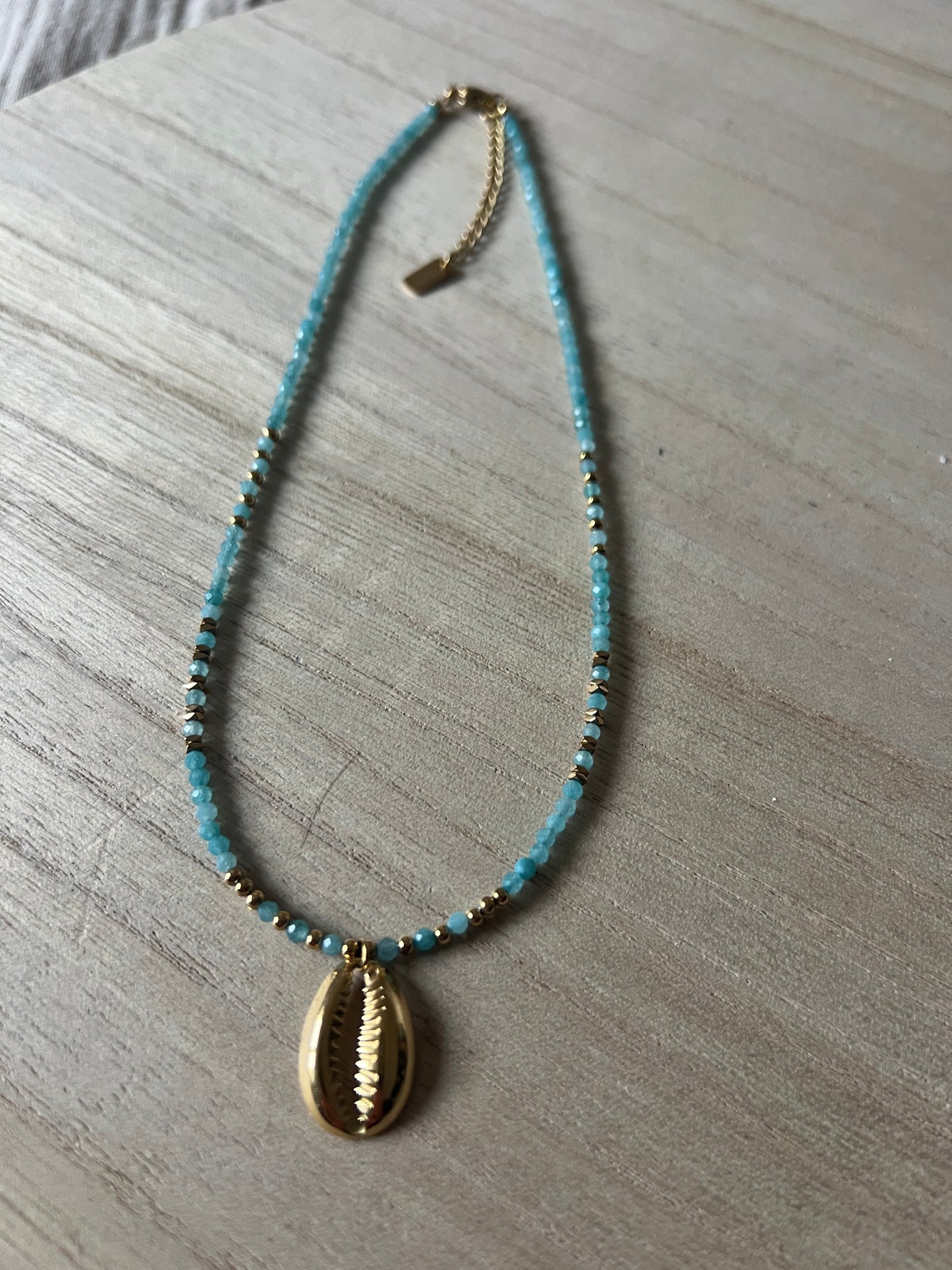 COLLIER PERLES TURQUOISE & COQUILLAGE DORE "HABAHA"