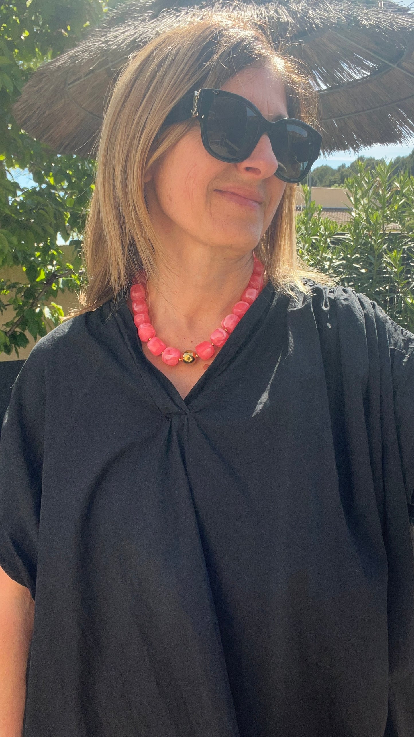 COLLIER BLEU OU ROSE RESINE COULEURS ETE "FLORA"