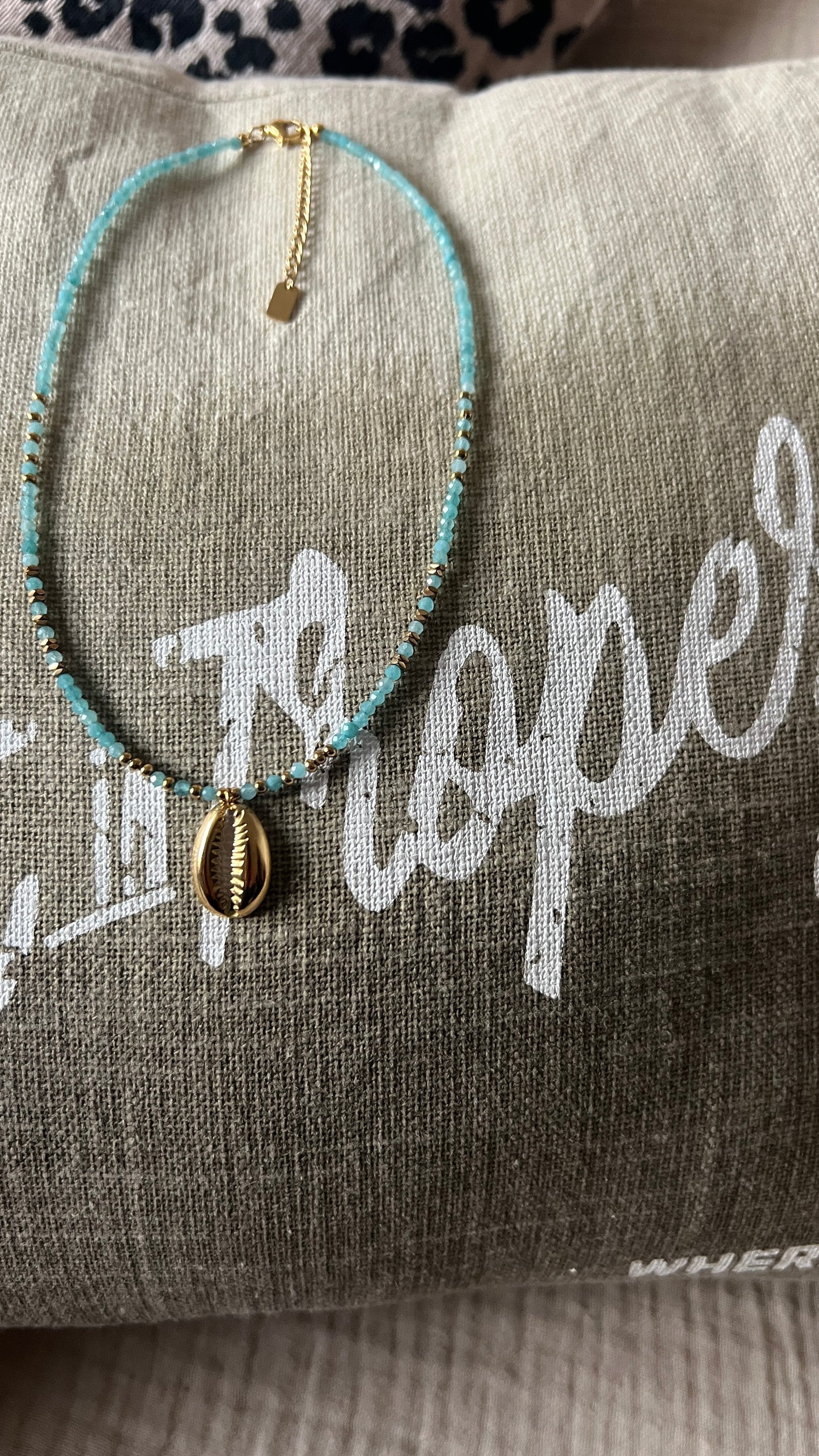 COLLIER PERLES TURQUOISE & COQUILLAGE DORE "HABAHA"