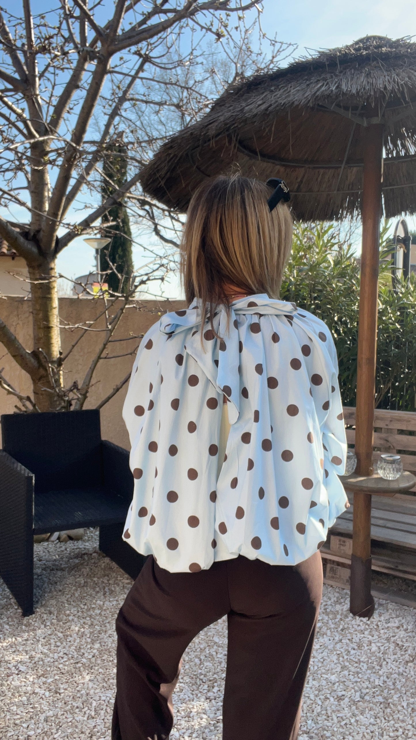BLOUSE BLEU CLAIR A POIS CHOCOLAT