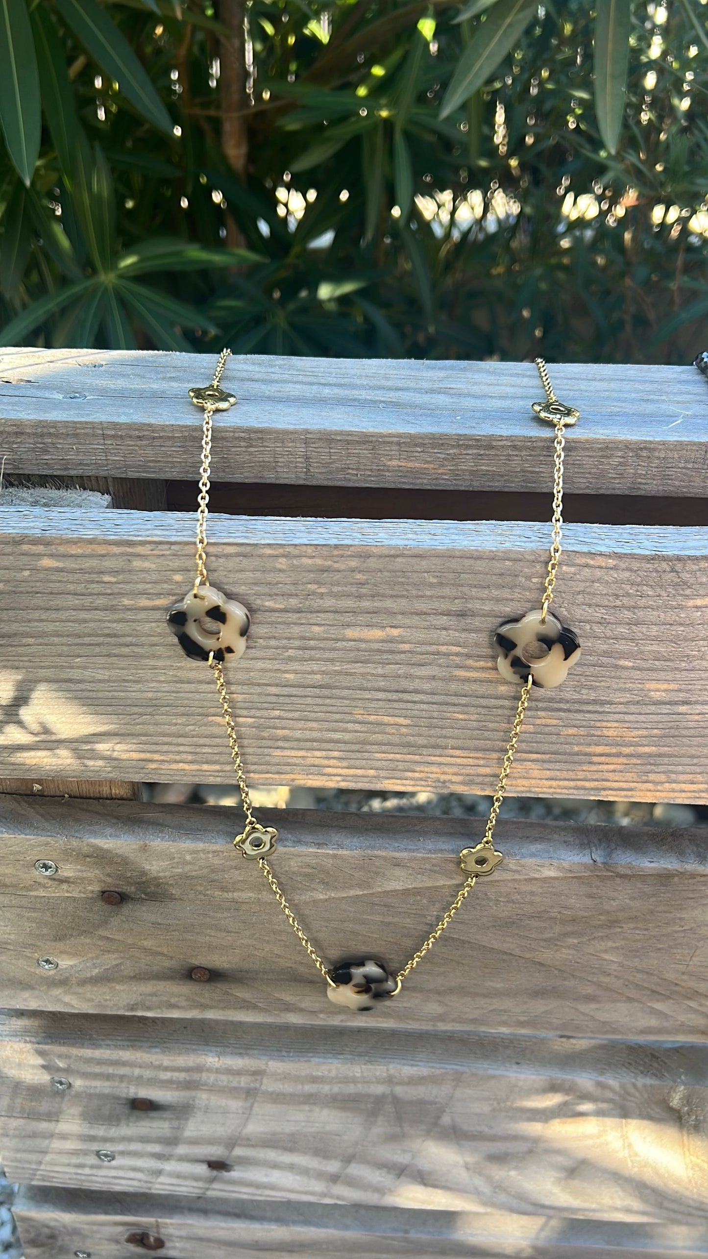 SAUTOIR DORE/BEIGE/NOIR "FLEURS"