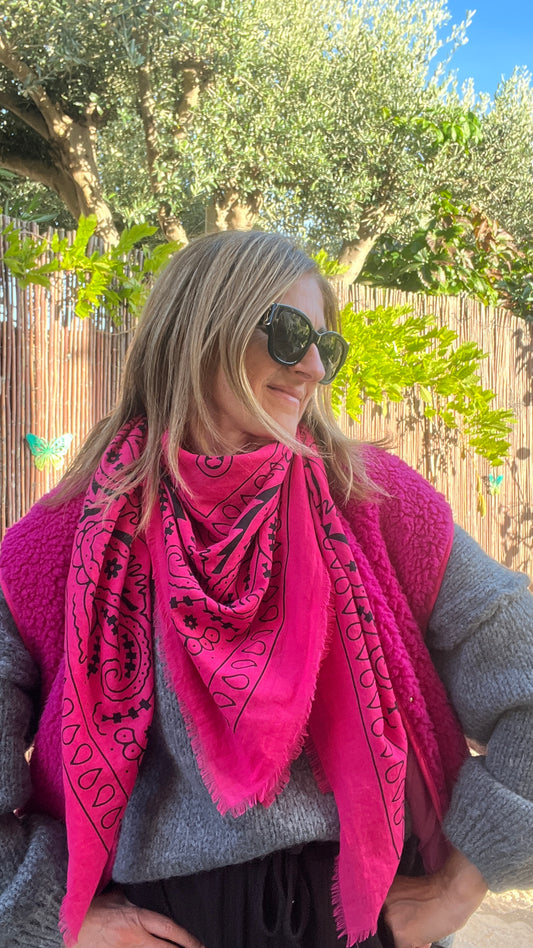 FOULARD GRAND CARRE ROSE FUCHSIA "BANDANA"