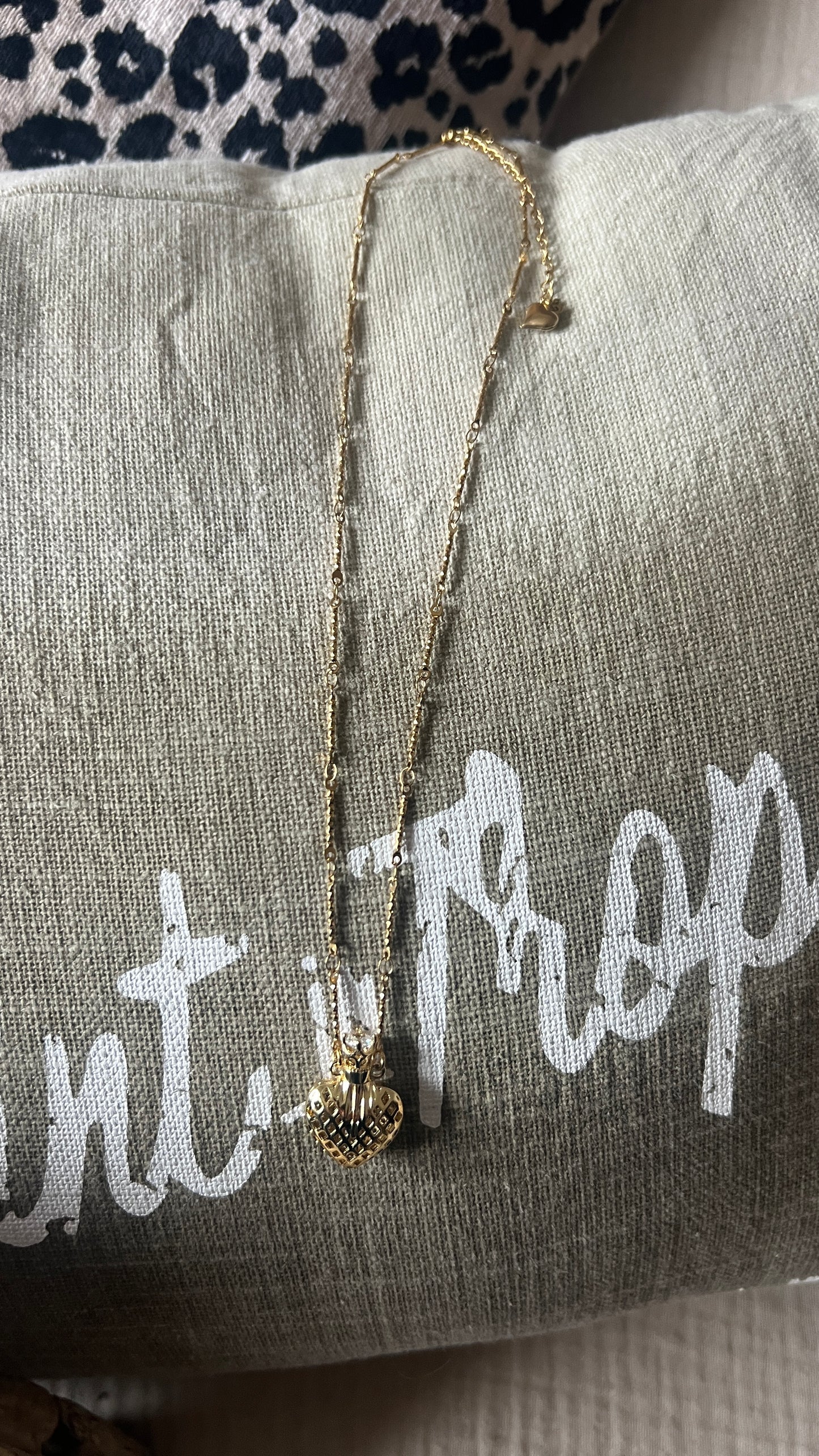 COLLIER COEUR PAVE DE STRASS & COURONNE "HABAHA"