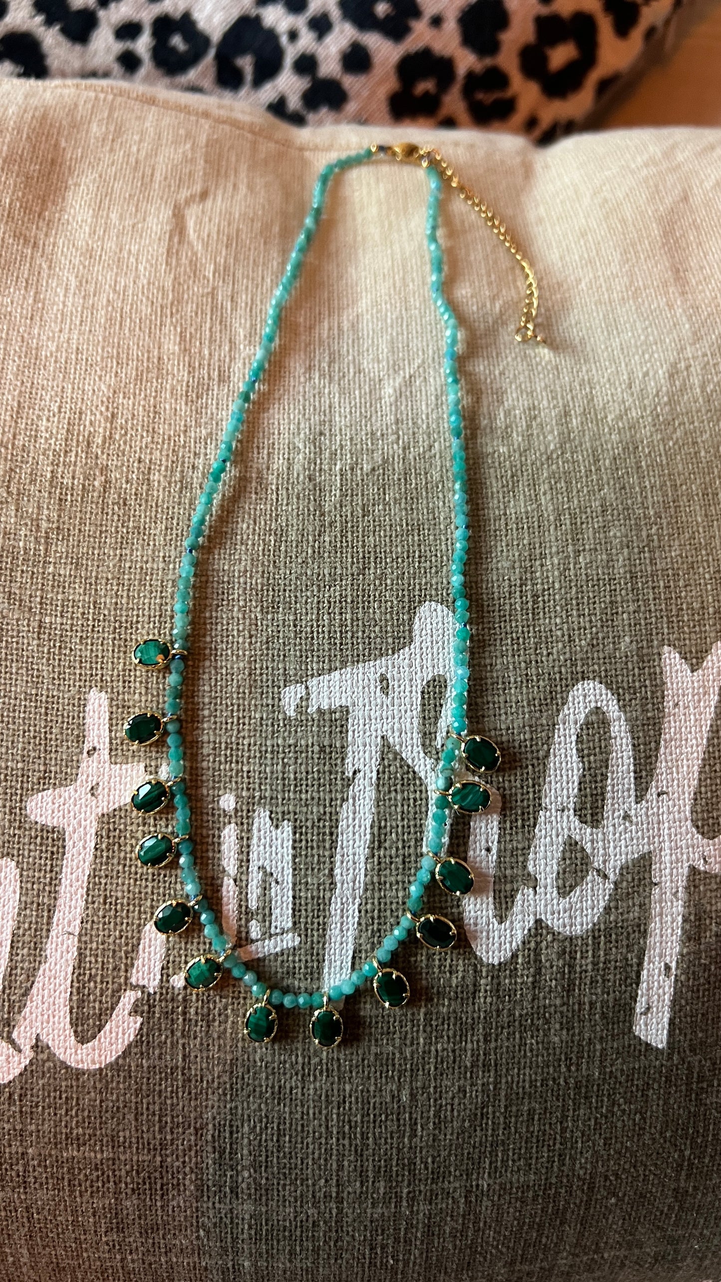COLLIER PERLES TURQUOISE & MEDAILLONS EMERAUDE "HABAHA"